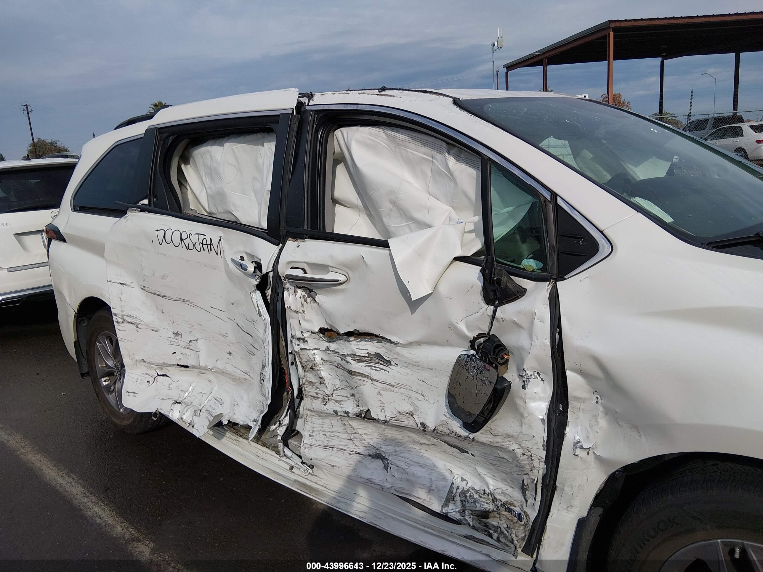 TOYOTA SIENNA image 6
