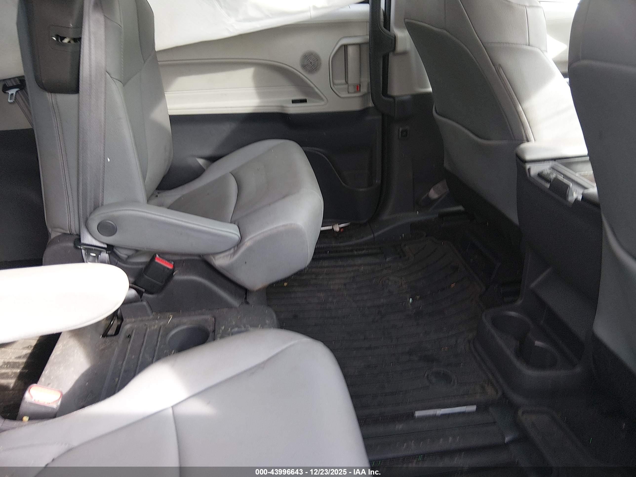 TOYOTA SIENNA image 8