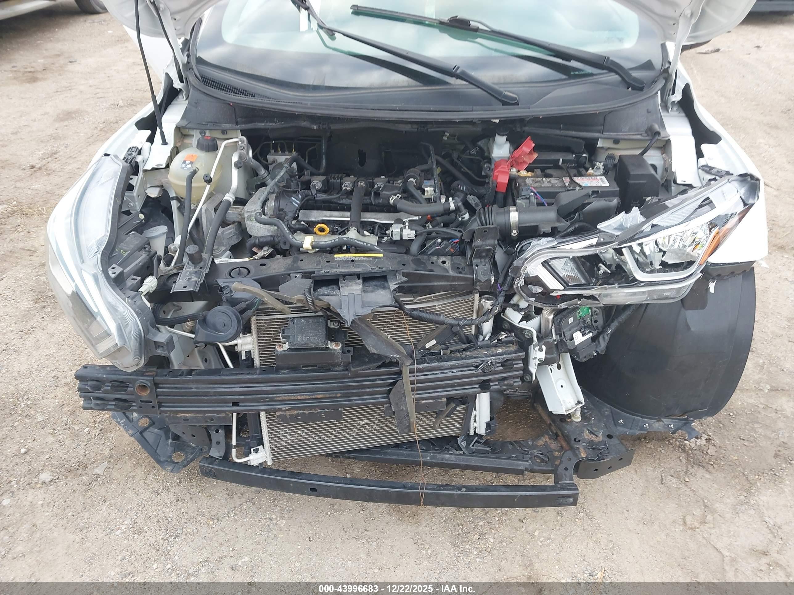NISSAN VERSA image 10