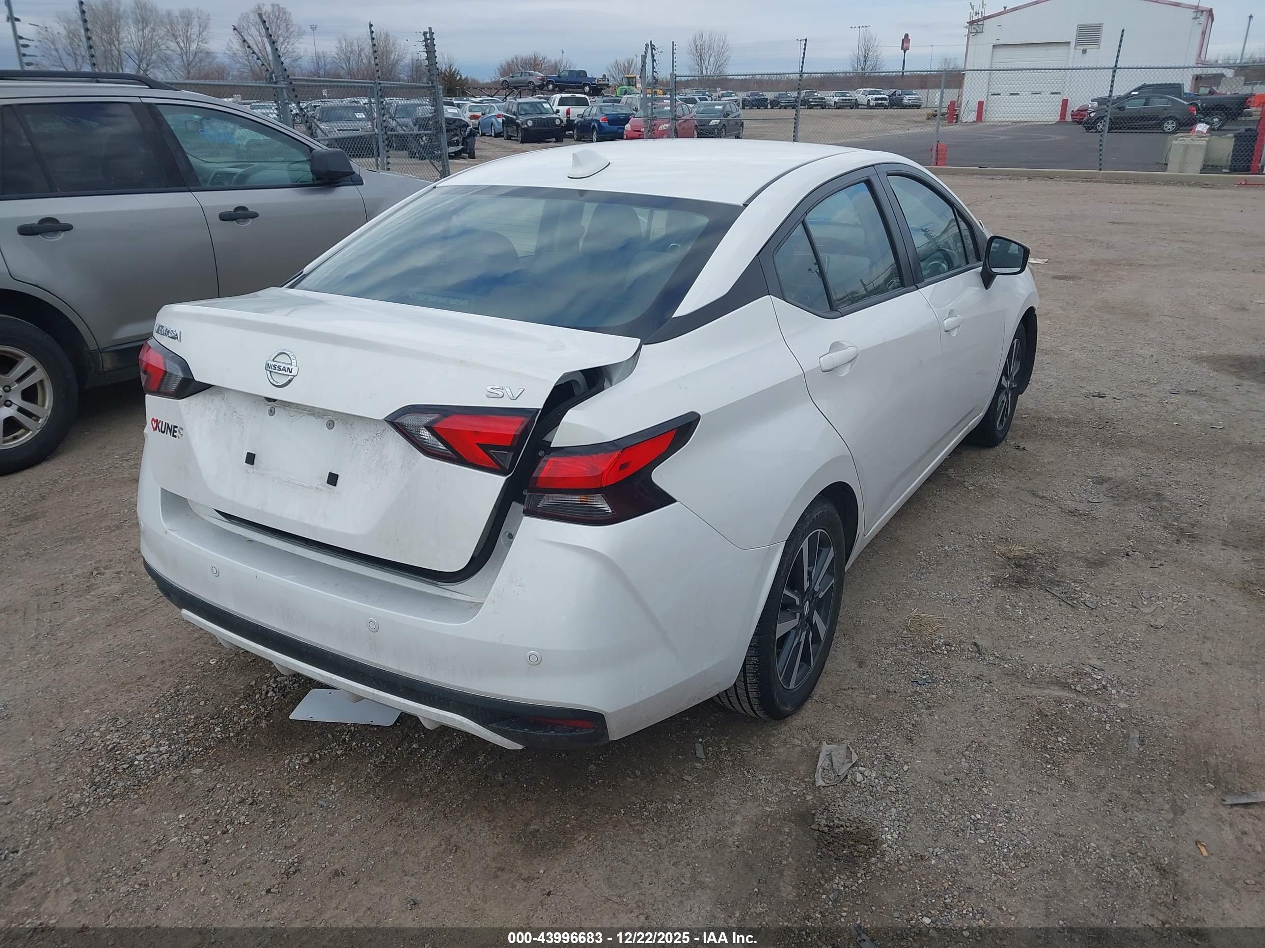 NISSAN VERSA image 4