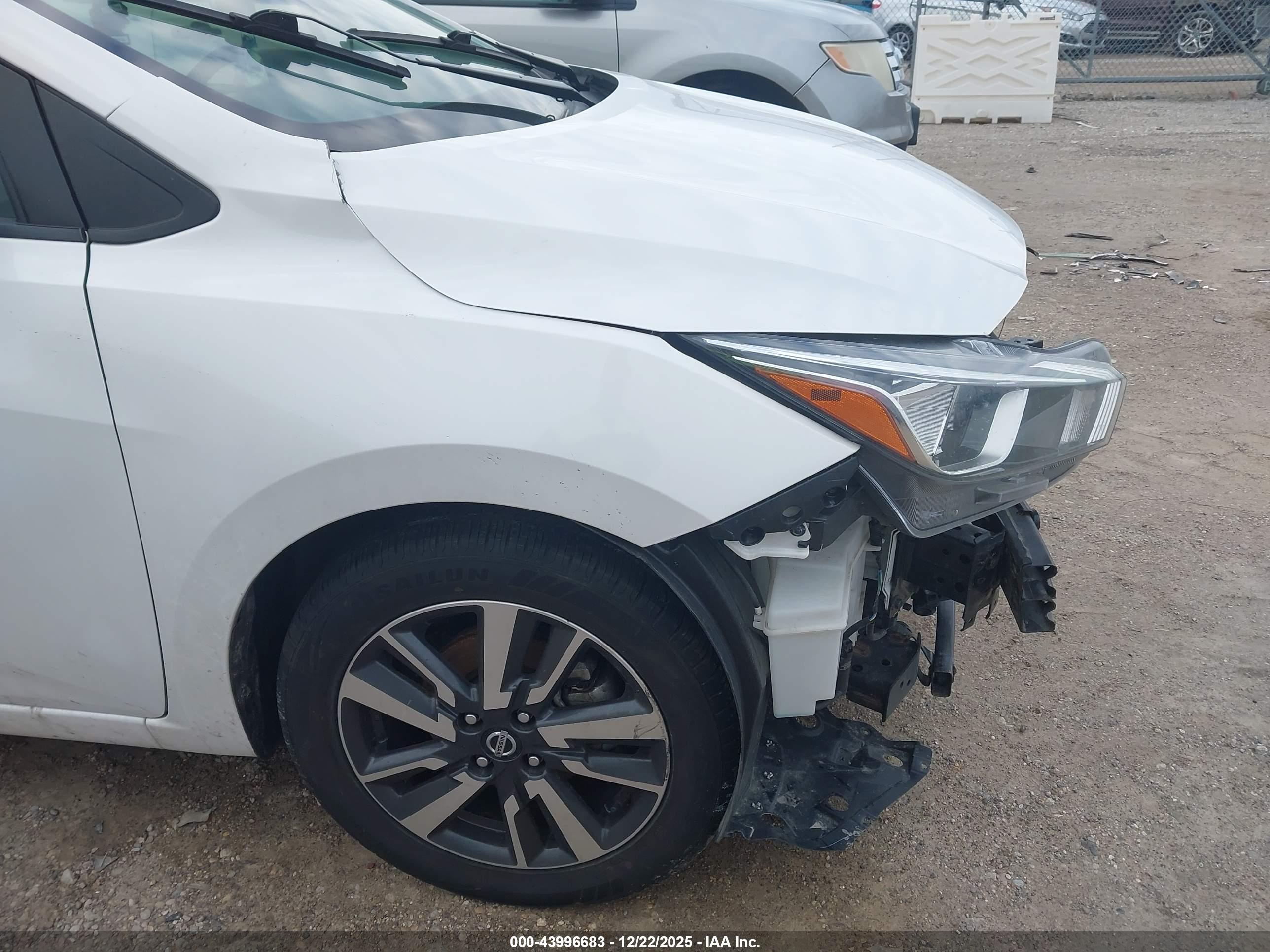 NISSAN VERSA image 6