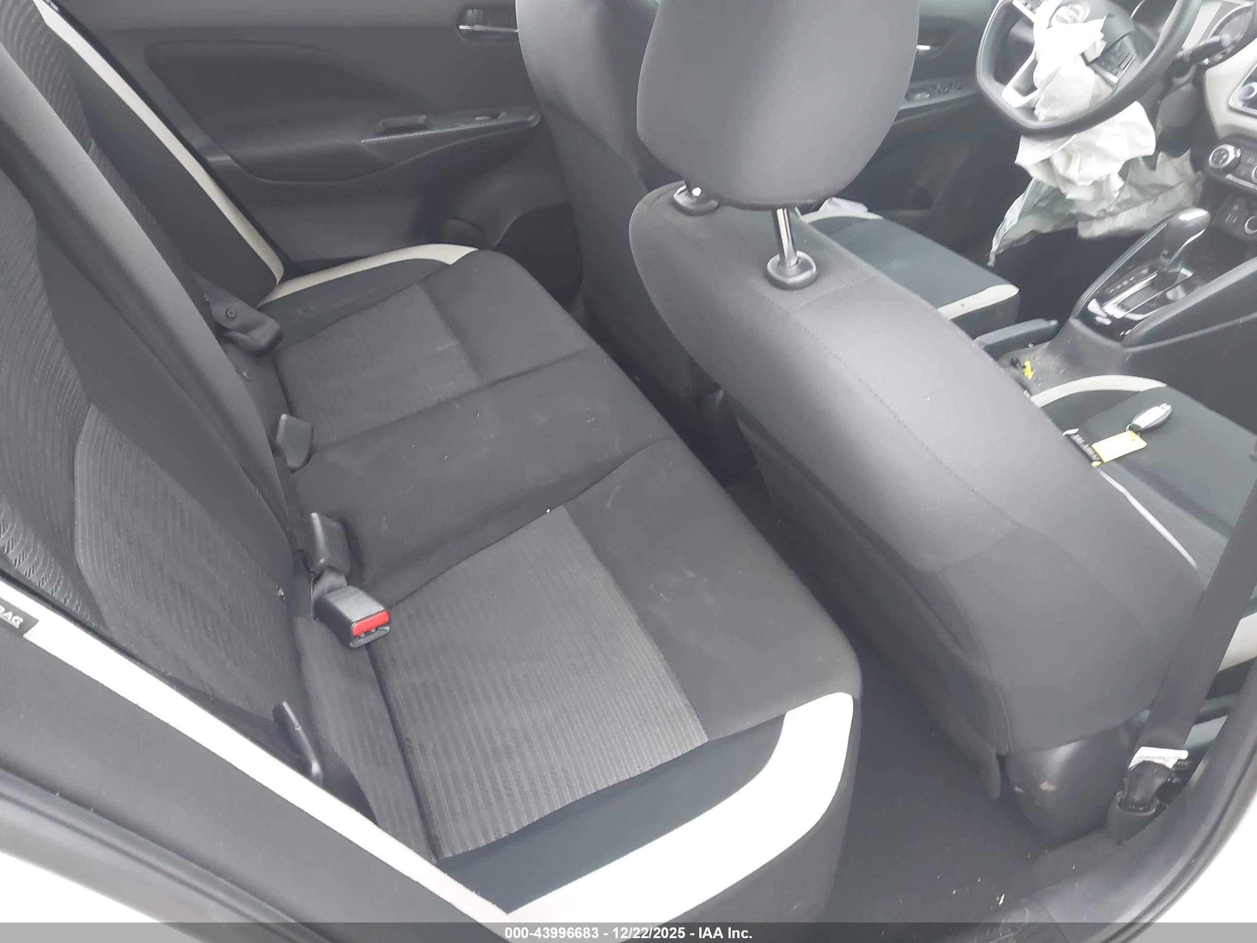 NISSAN VERSA image 8