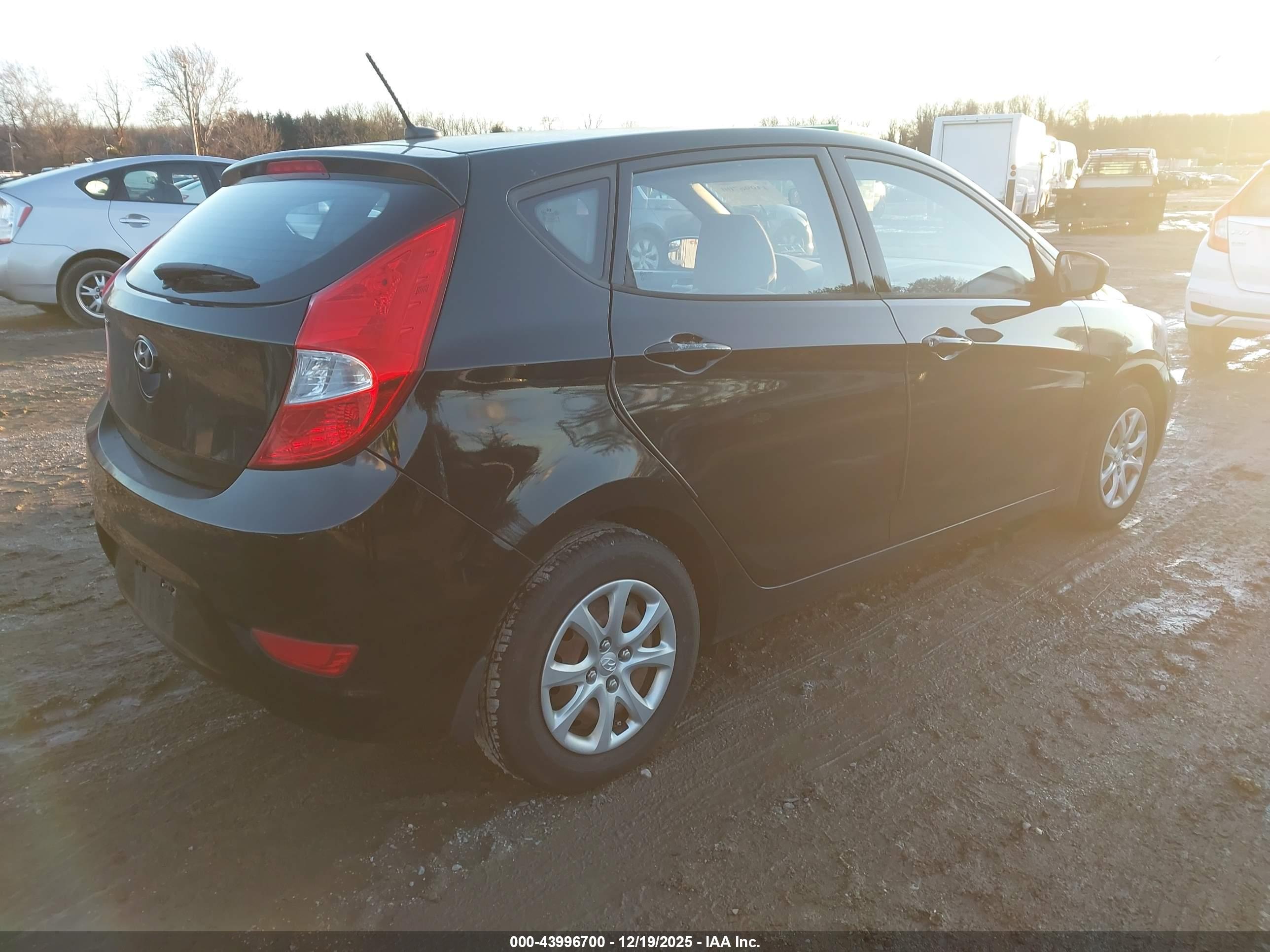 HYUNDAI ACCENT image 4