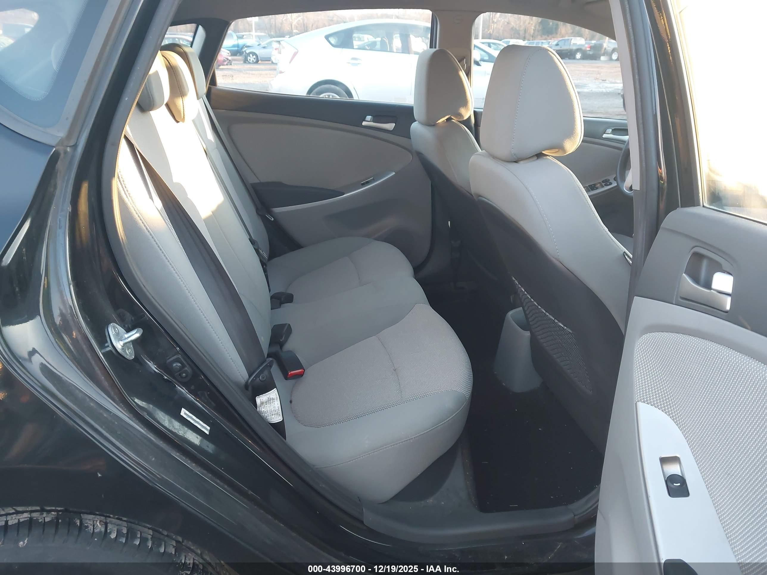 HYUNDAI ACCENT image 8