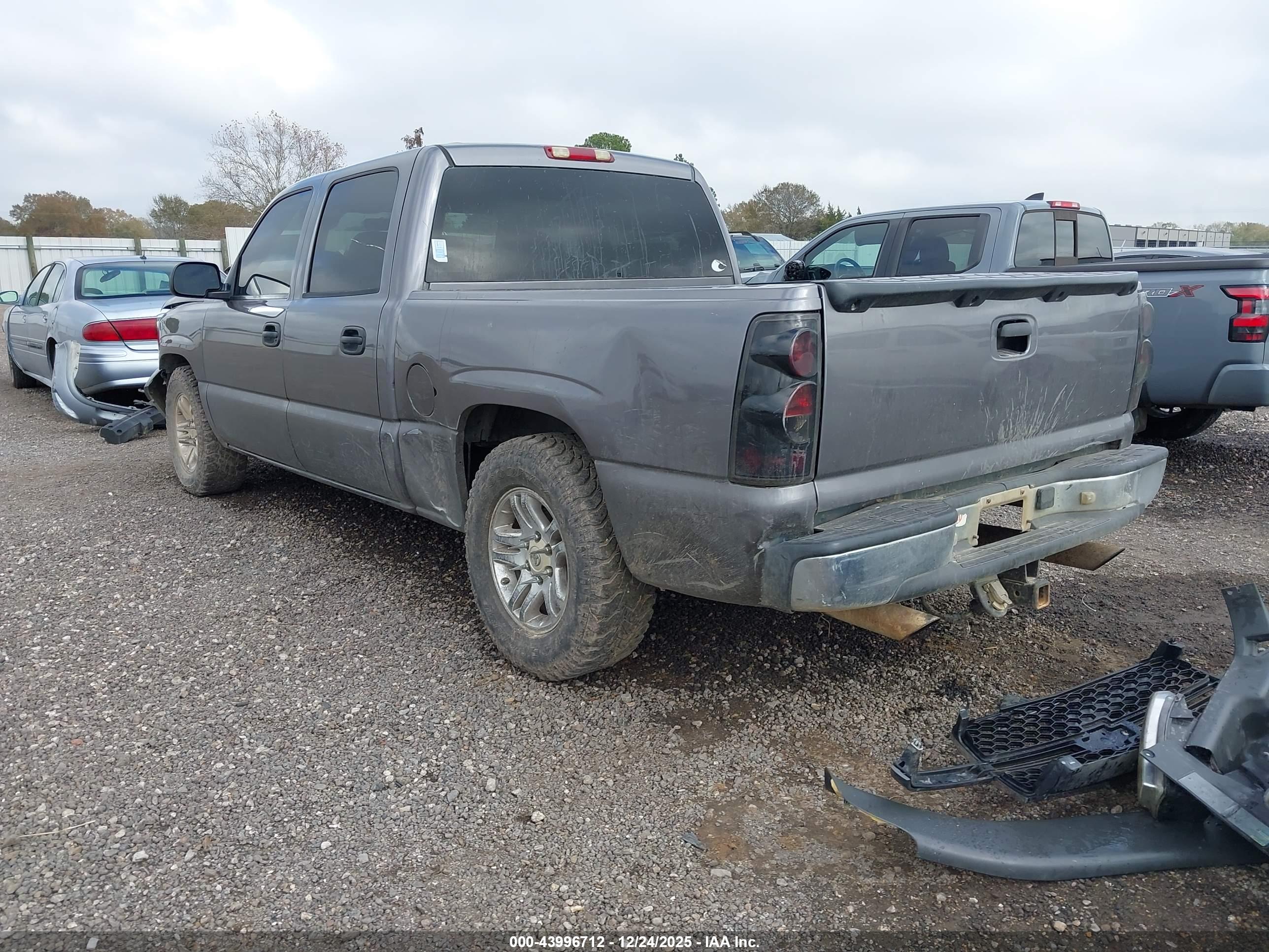 CHEVROLET SILVERADO image 3