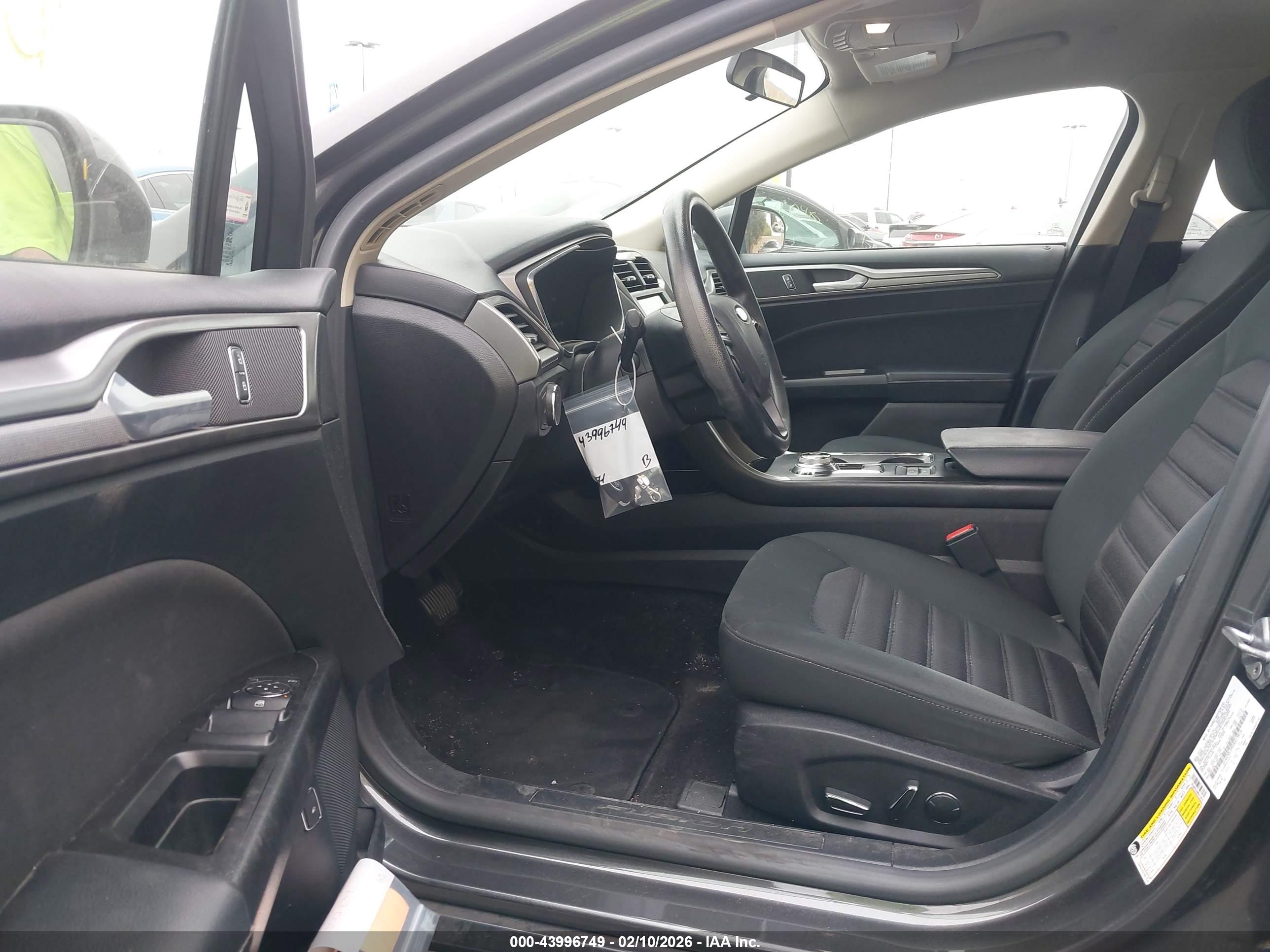 FORD FUSION image 5