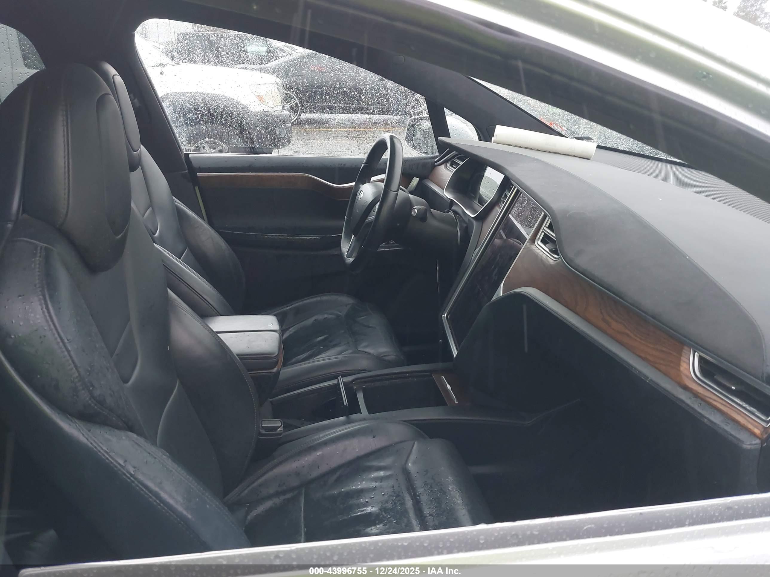 TESLA MODEL image 5