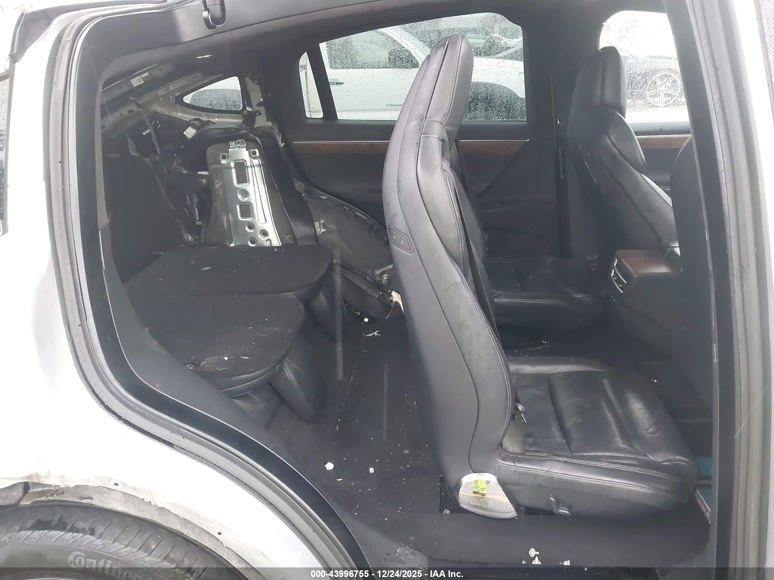 TESLA MODEL image 8