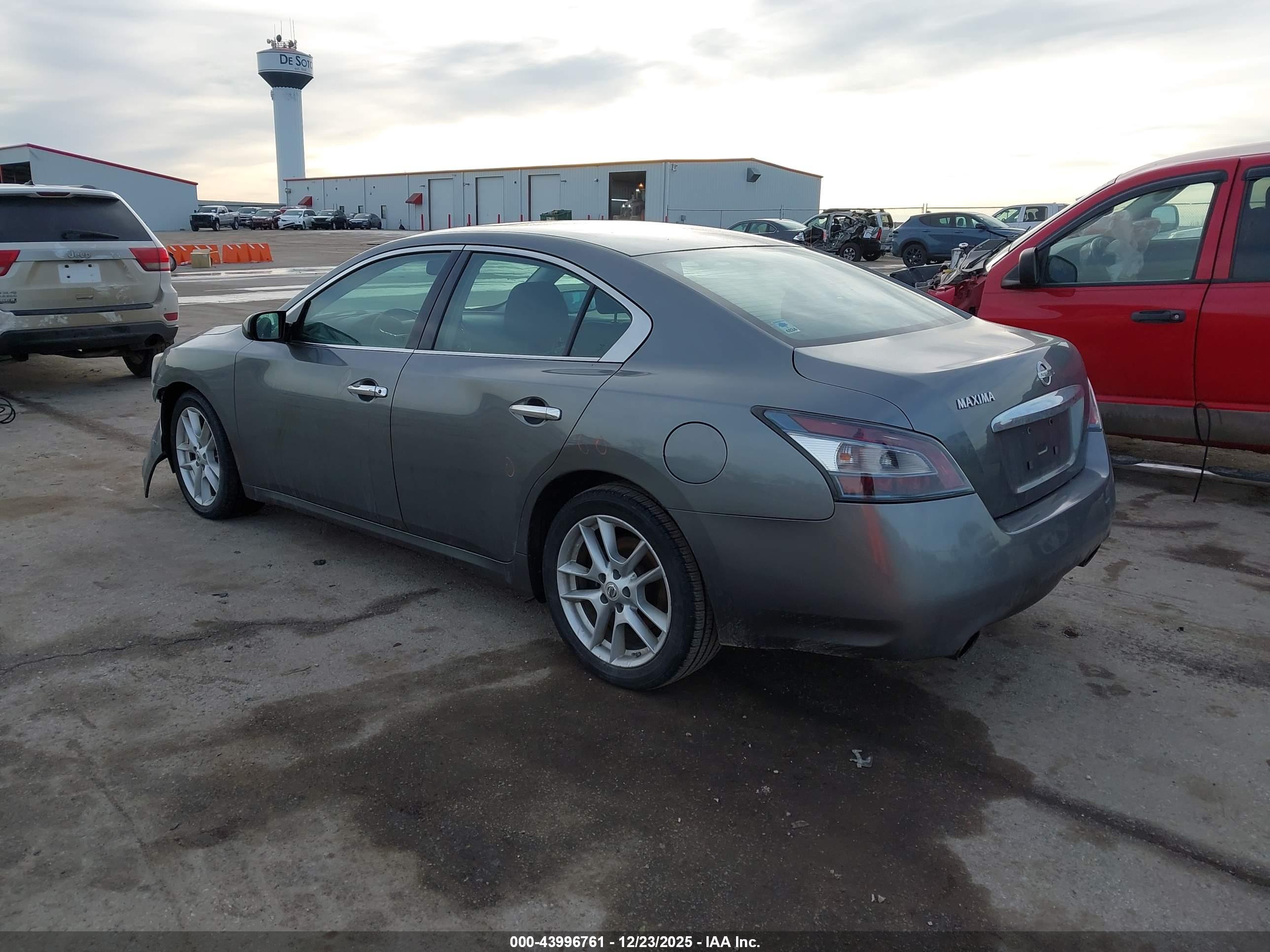 NISSAN MAXIMA image 3