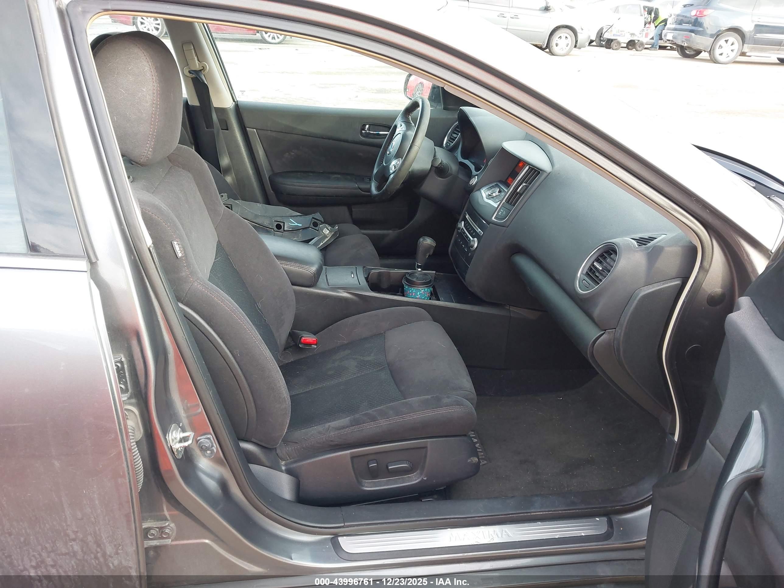 NISSAN MAXIMA image 5