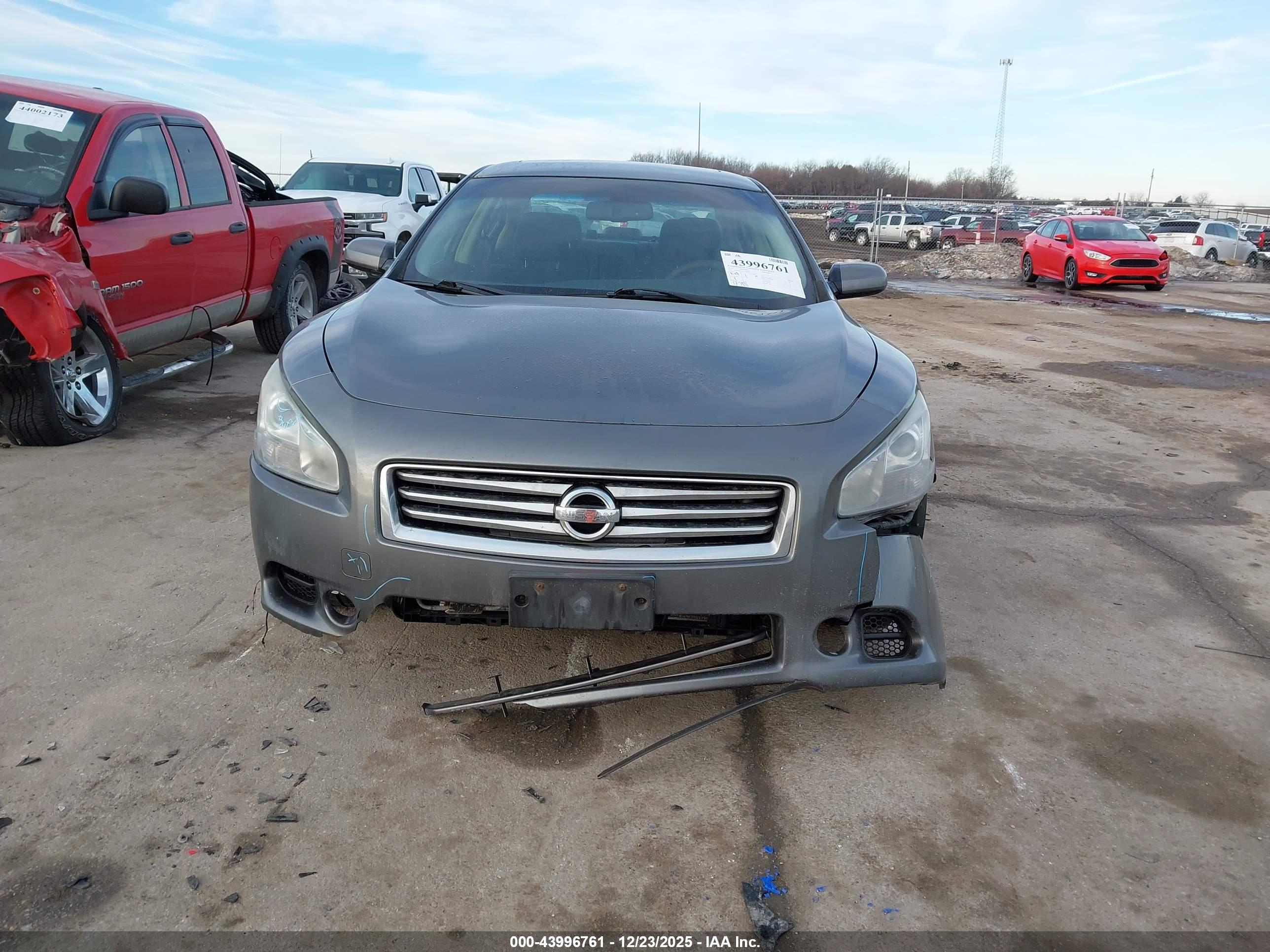 NISSAN MAXIMA image 6