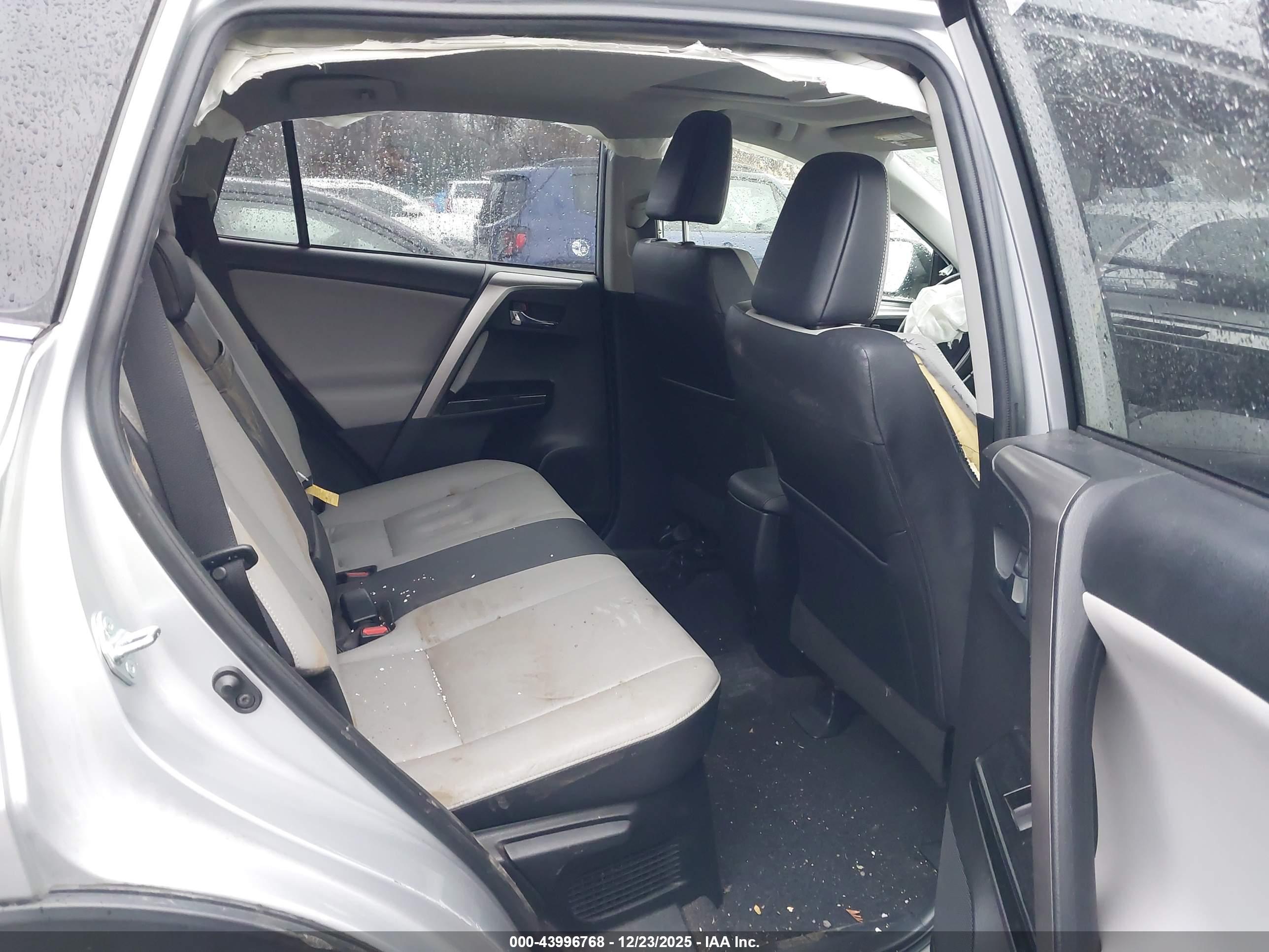 TOYOTA RAV4 image 8