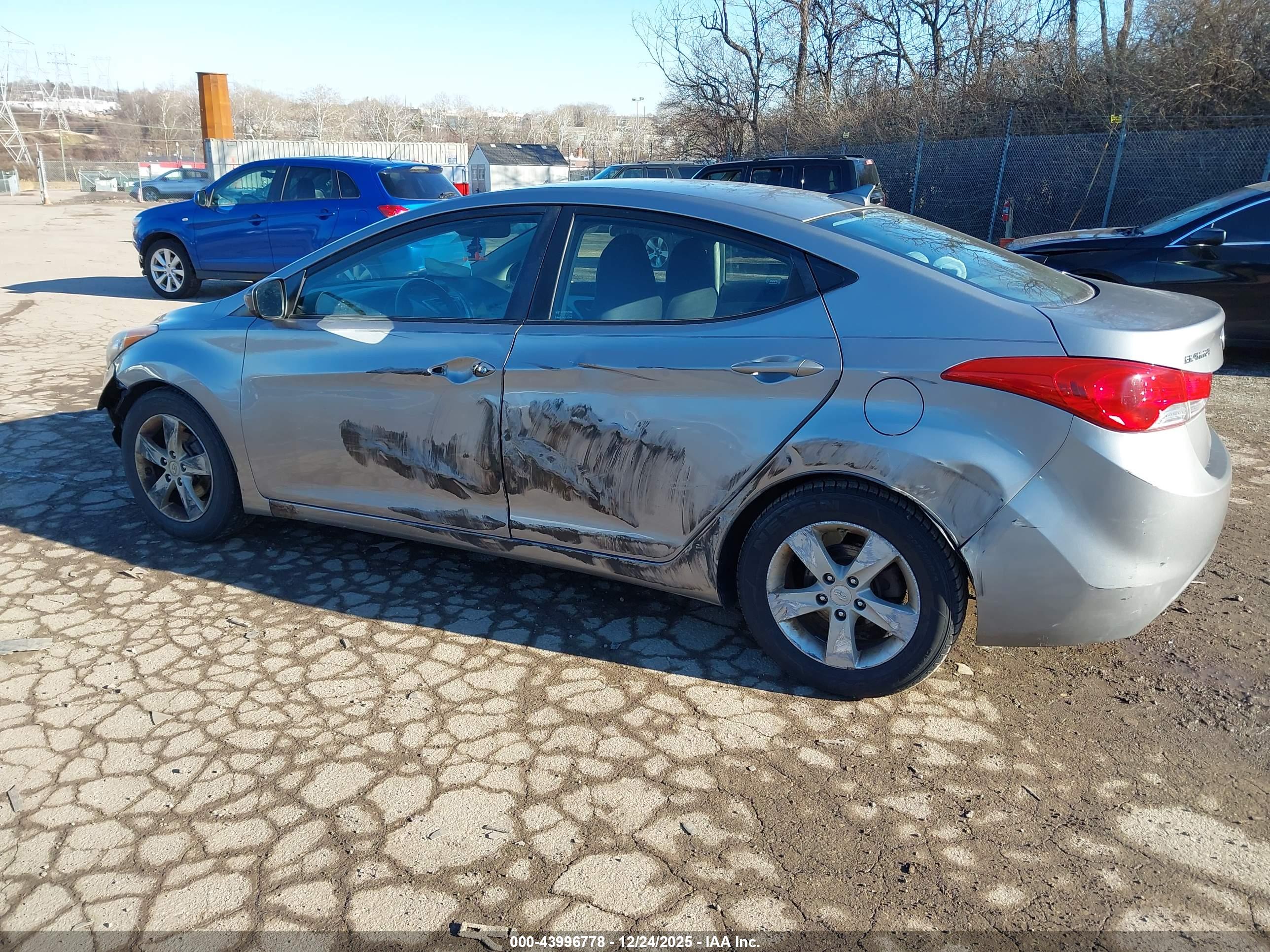 HYUNDAI ELANTRA image 3