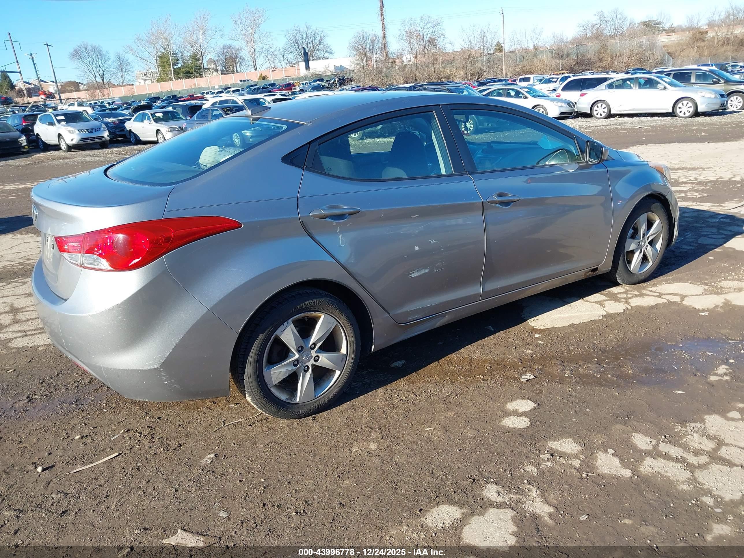 HYUNDAI ELANTRA image 4