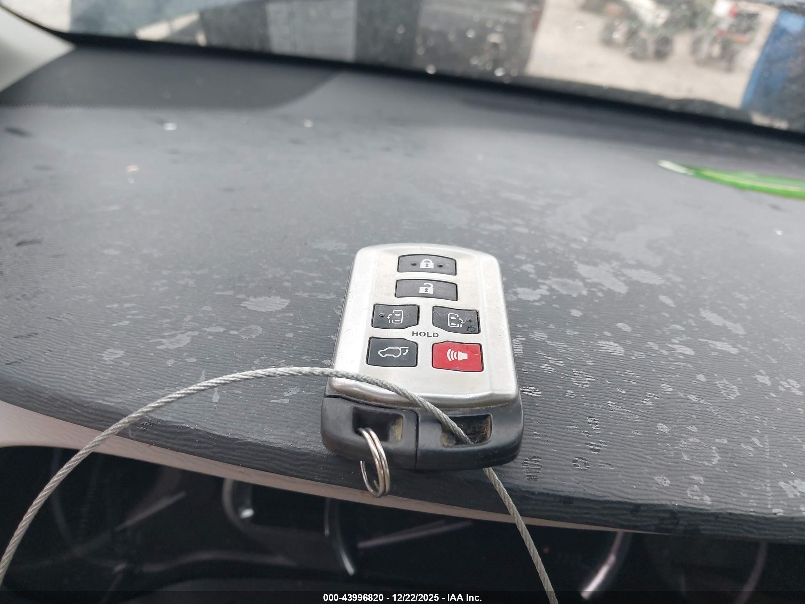 TOYOTA SIENNA image 11