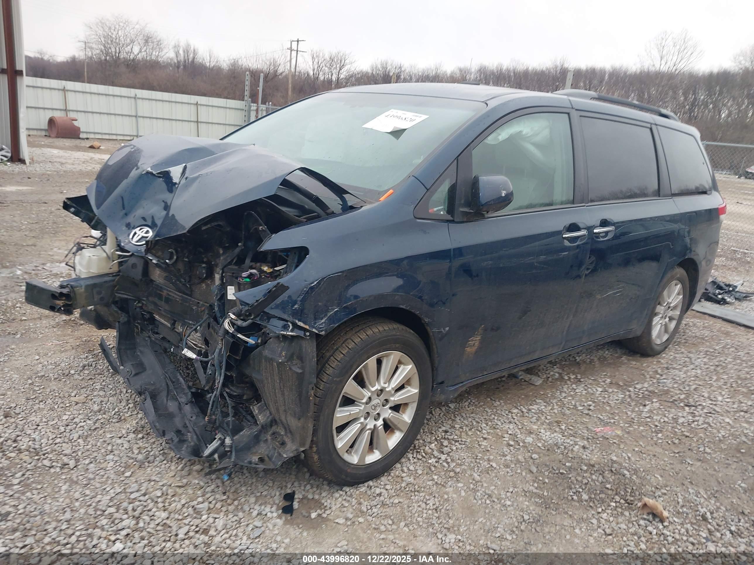 TOYOTA SIENNA image 2