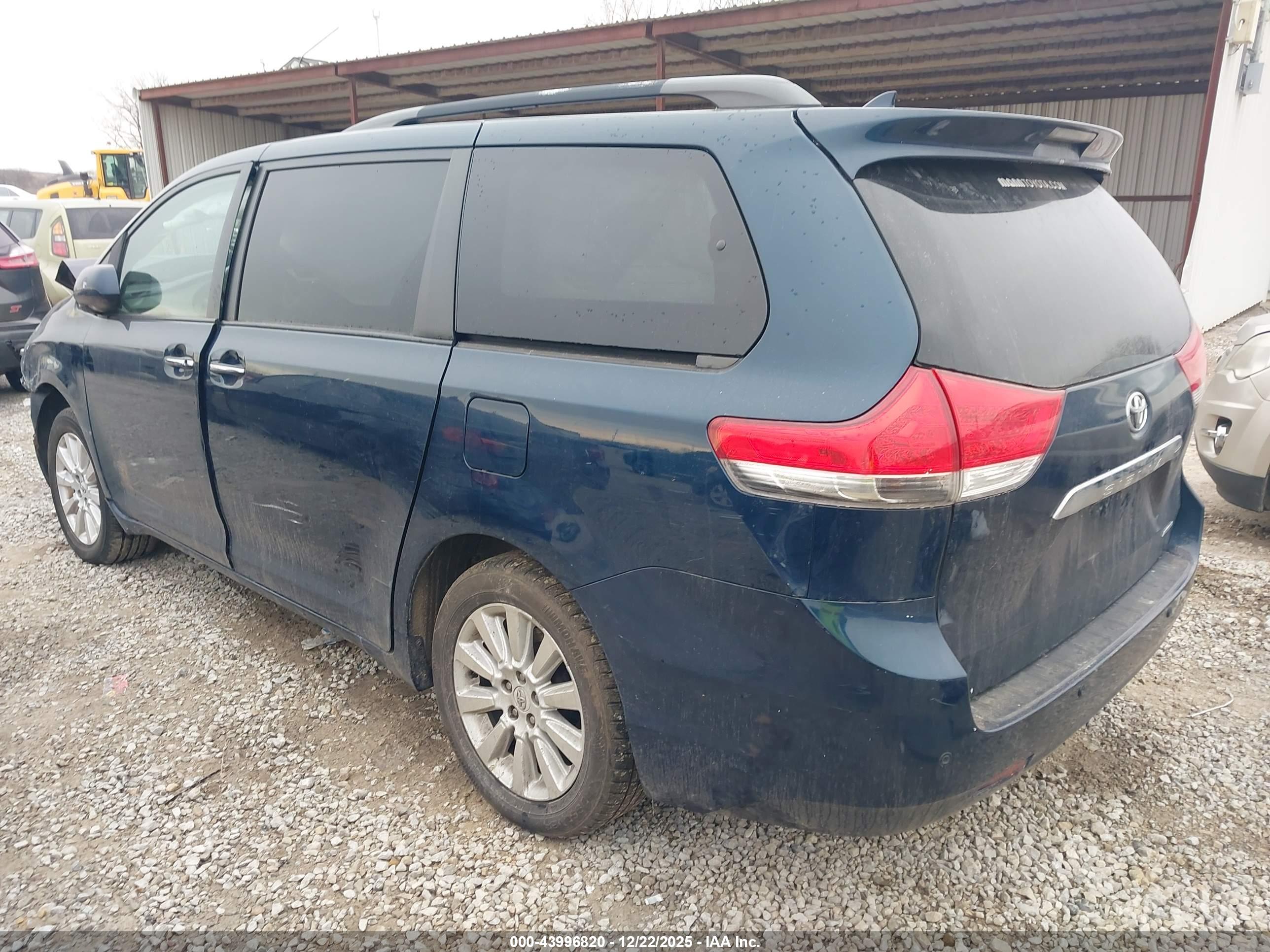 TOYOTA SIENNA image 3