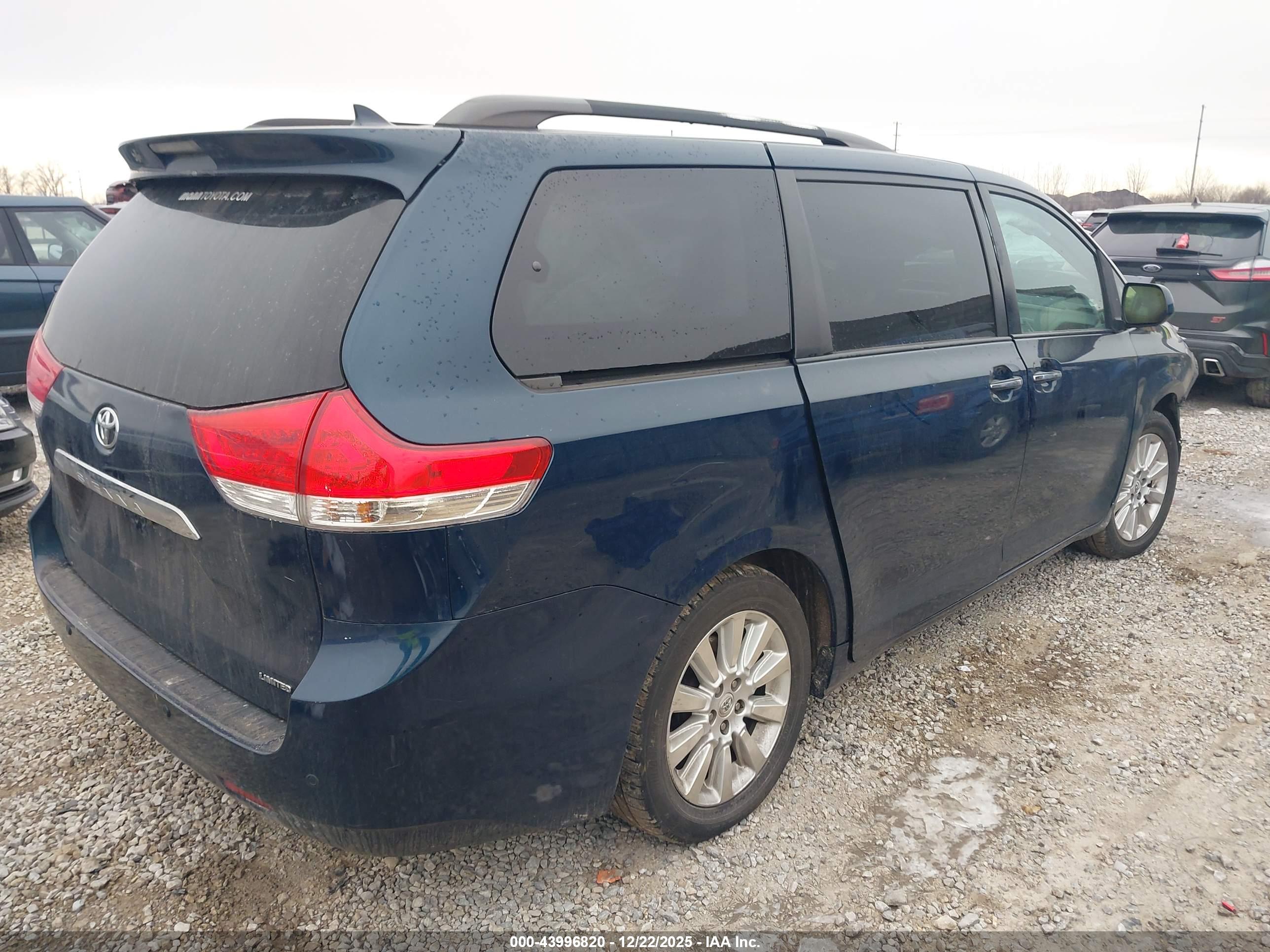 TOYOTA SIENNA image 4