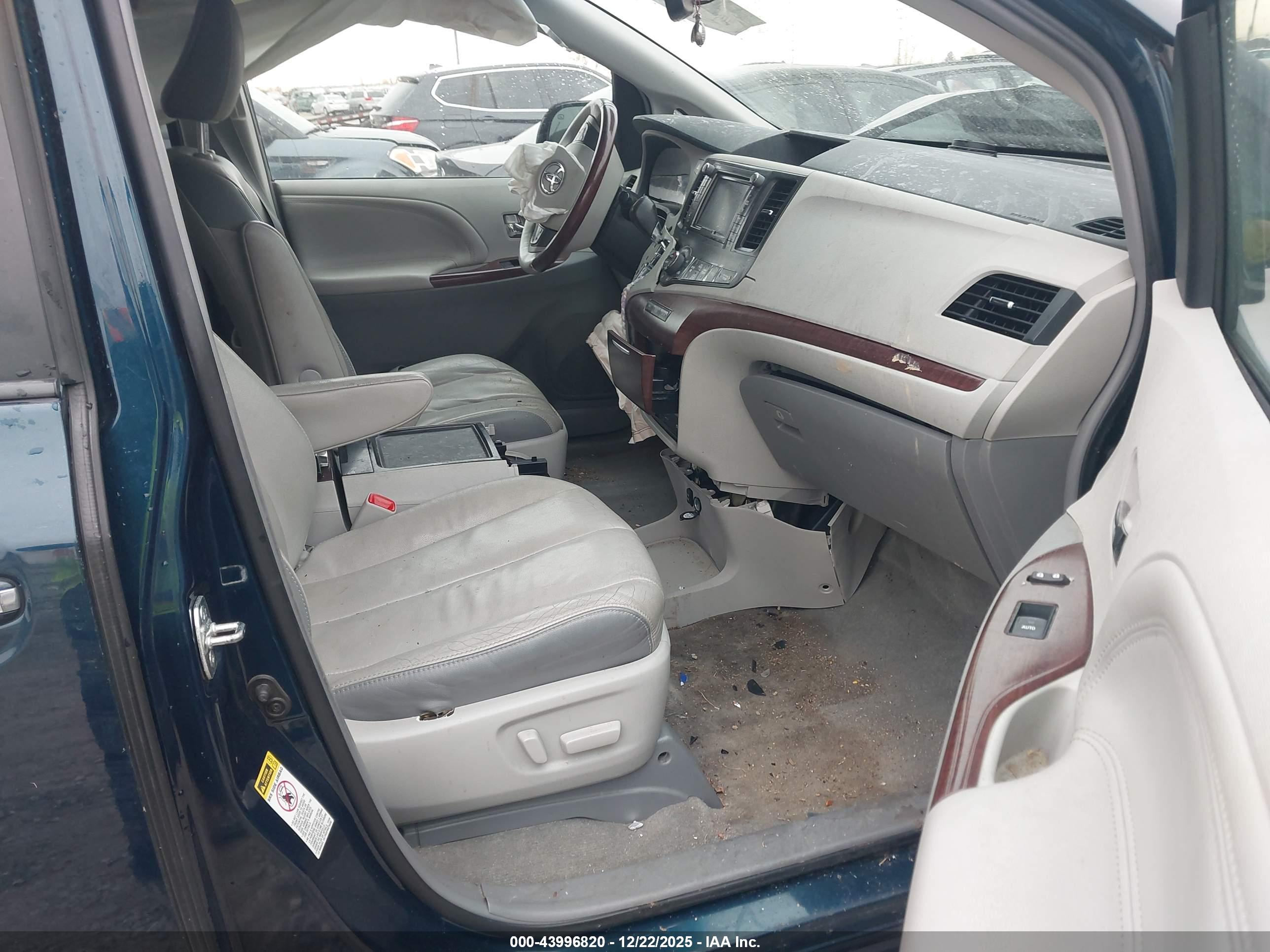 TOYOTA SIENNA image 5