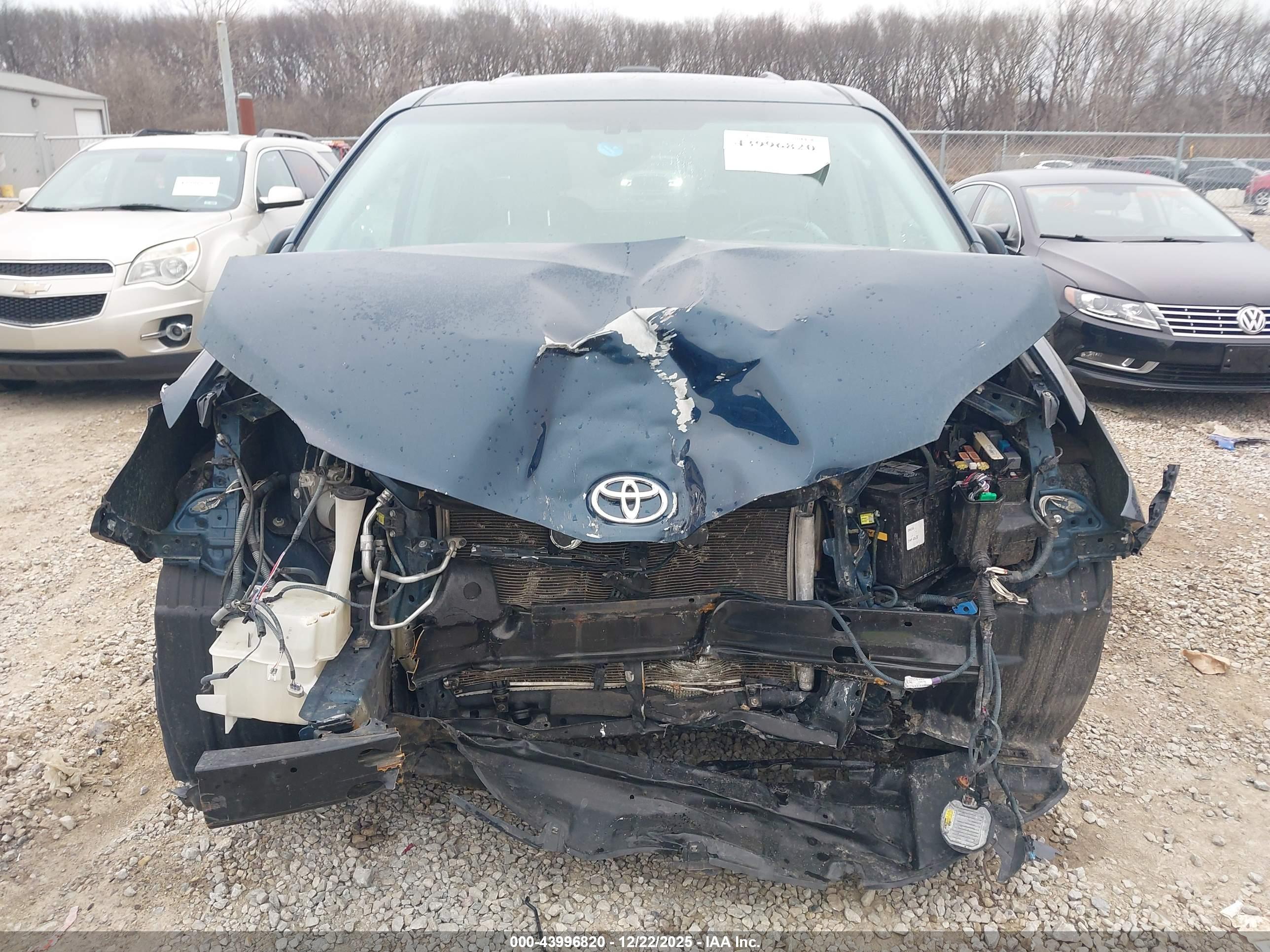 TOYOTA SIENNA image 6