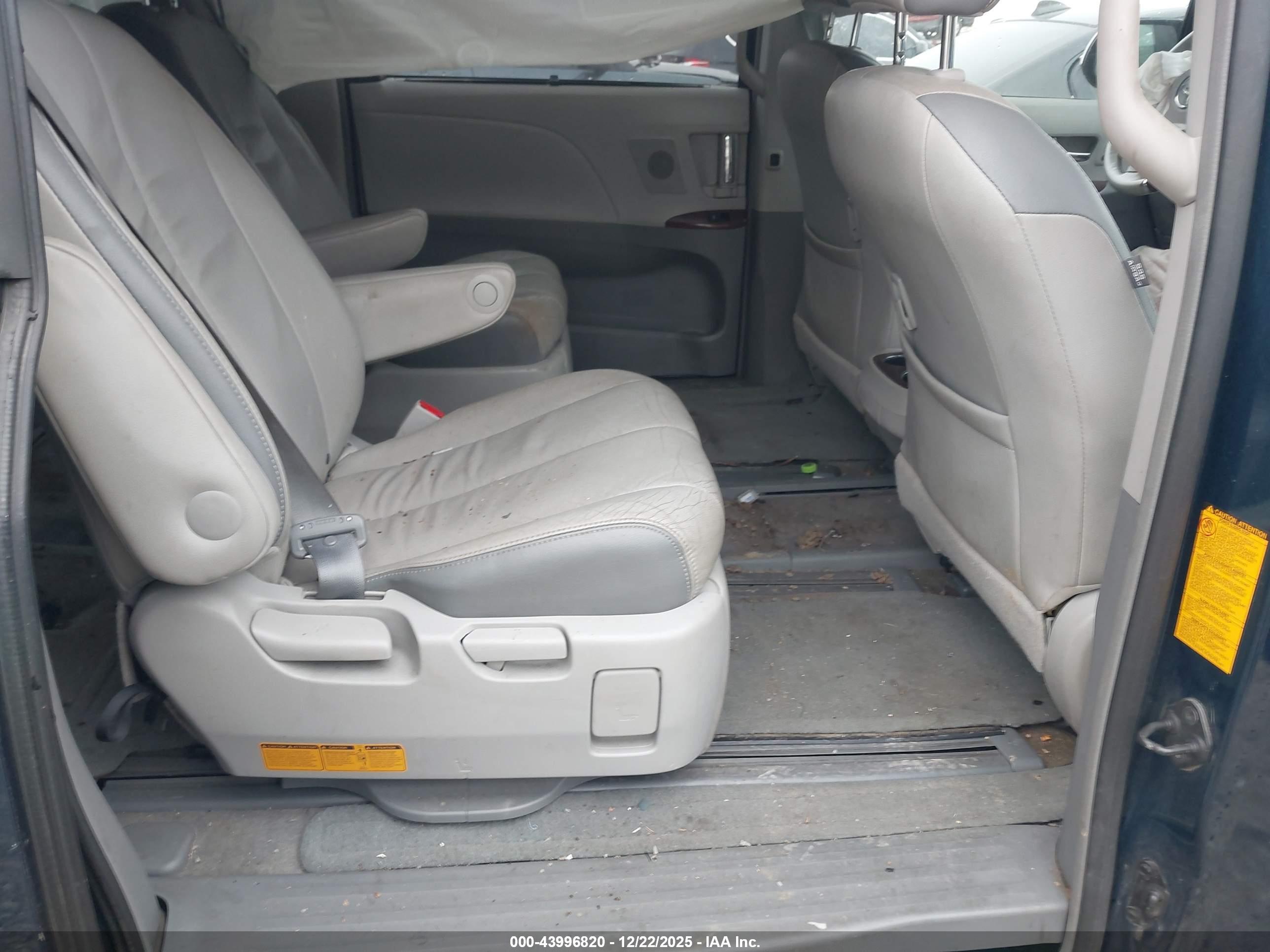 TOYOTA SIENNA image 8