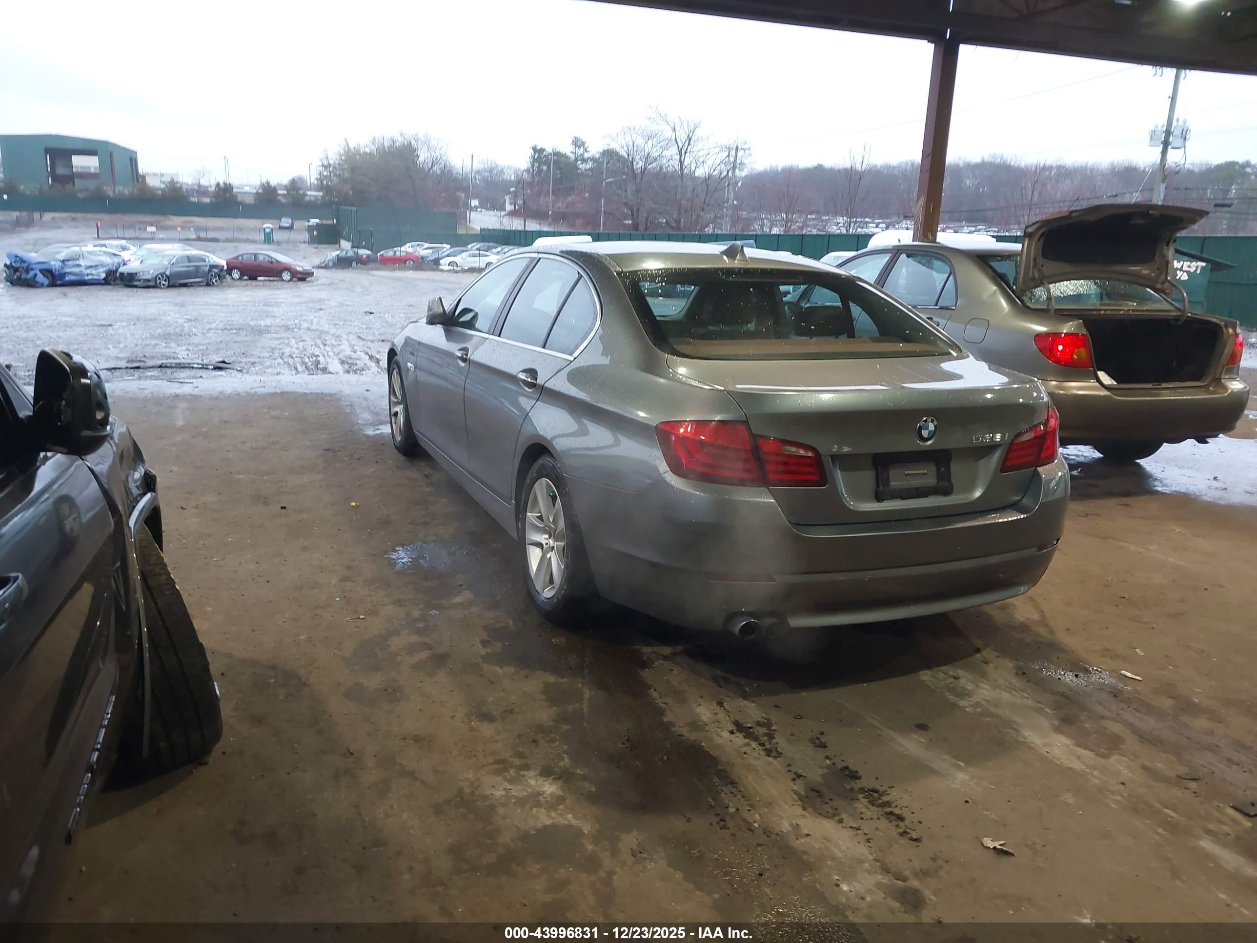 BMW 528I image 3