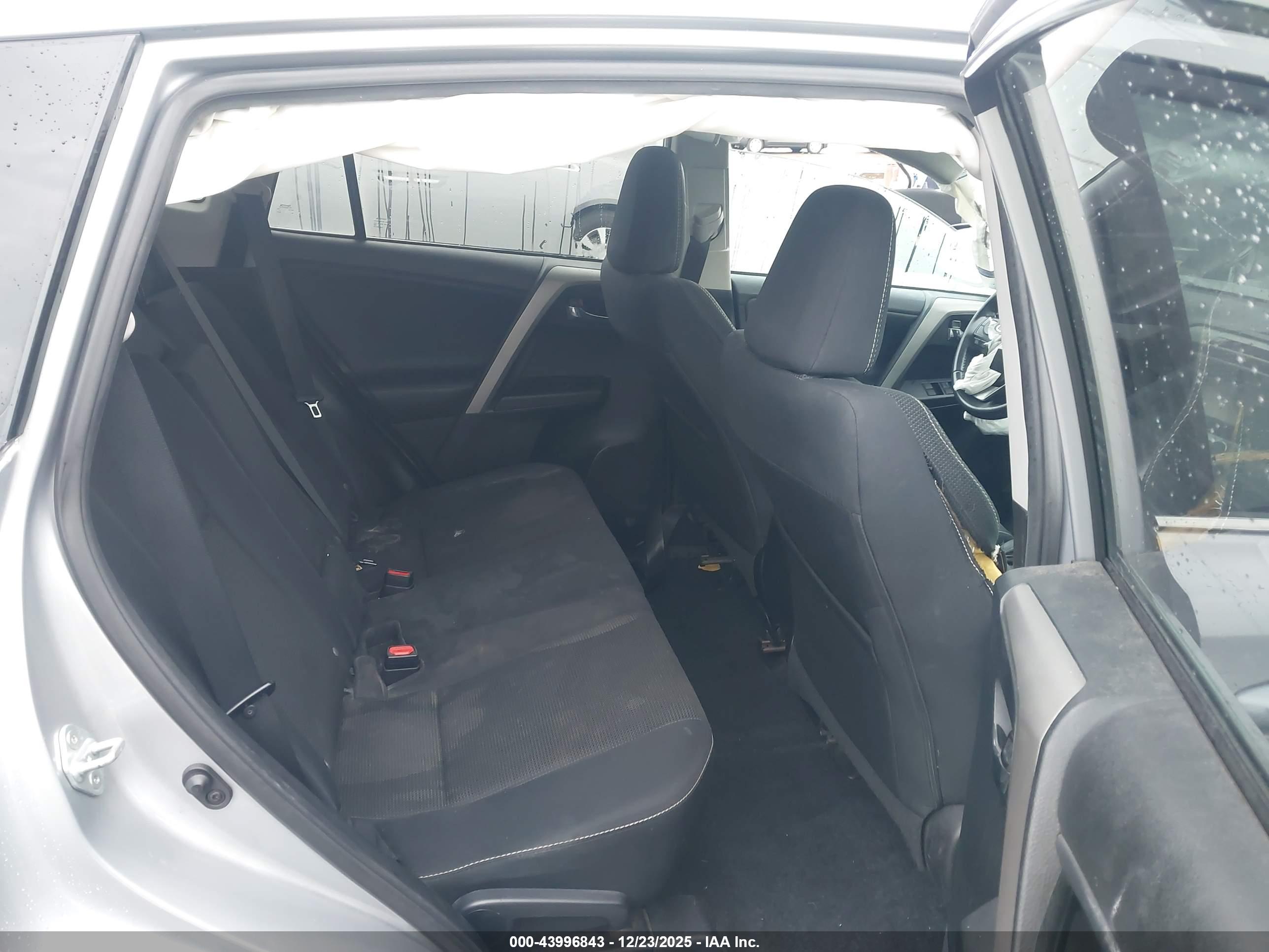 TOYOTA RAV4 image 8