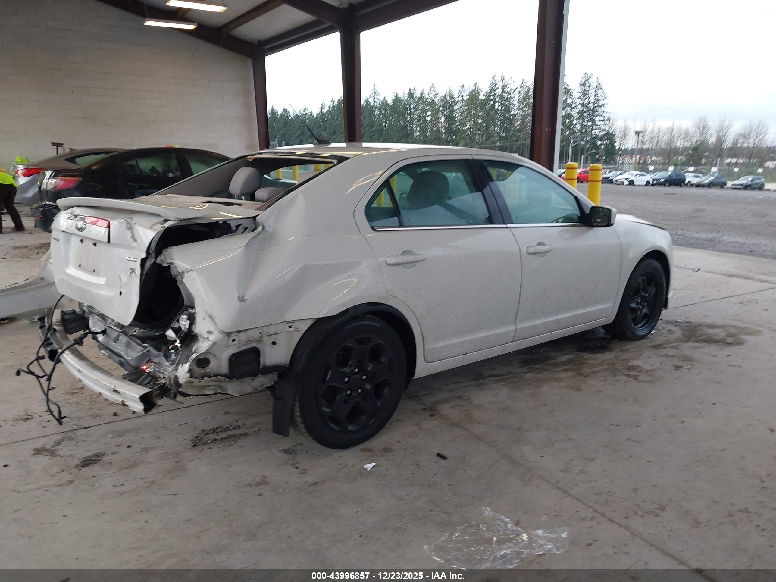 FORD FUSION image 4
