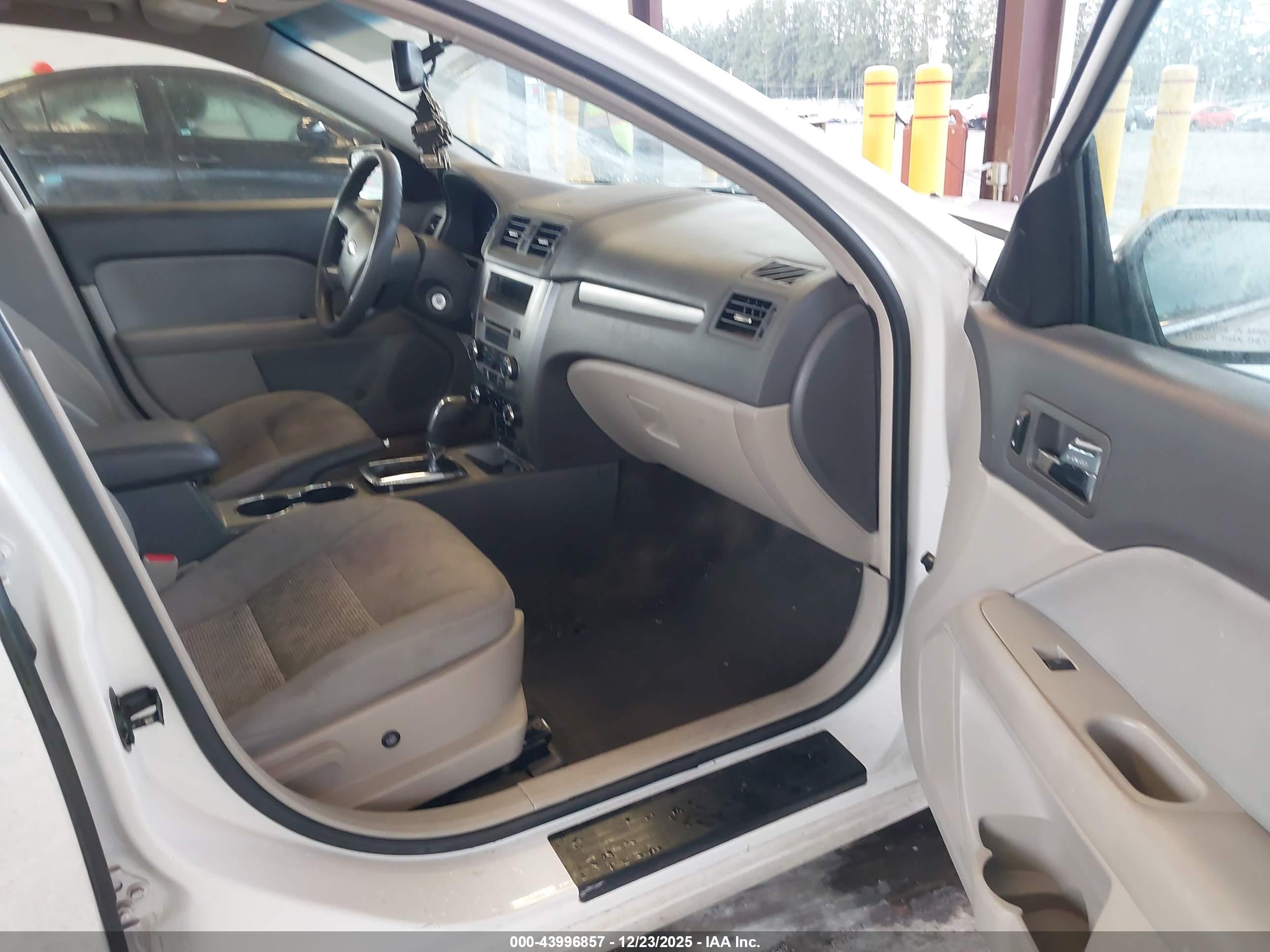 FORD FUSION image 5