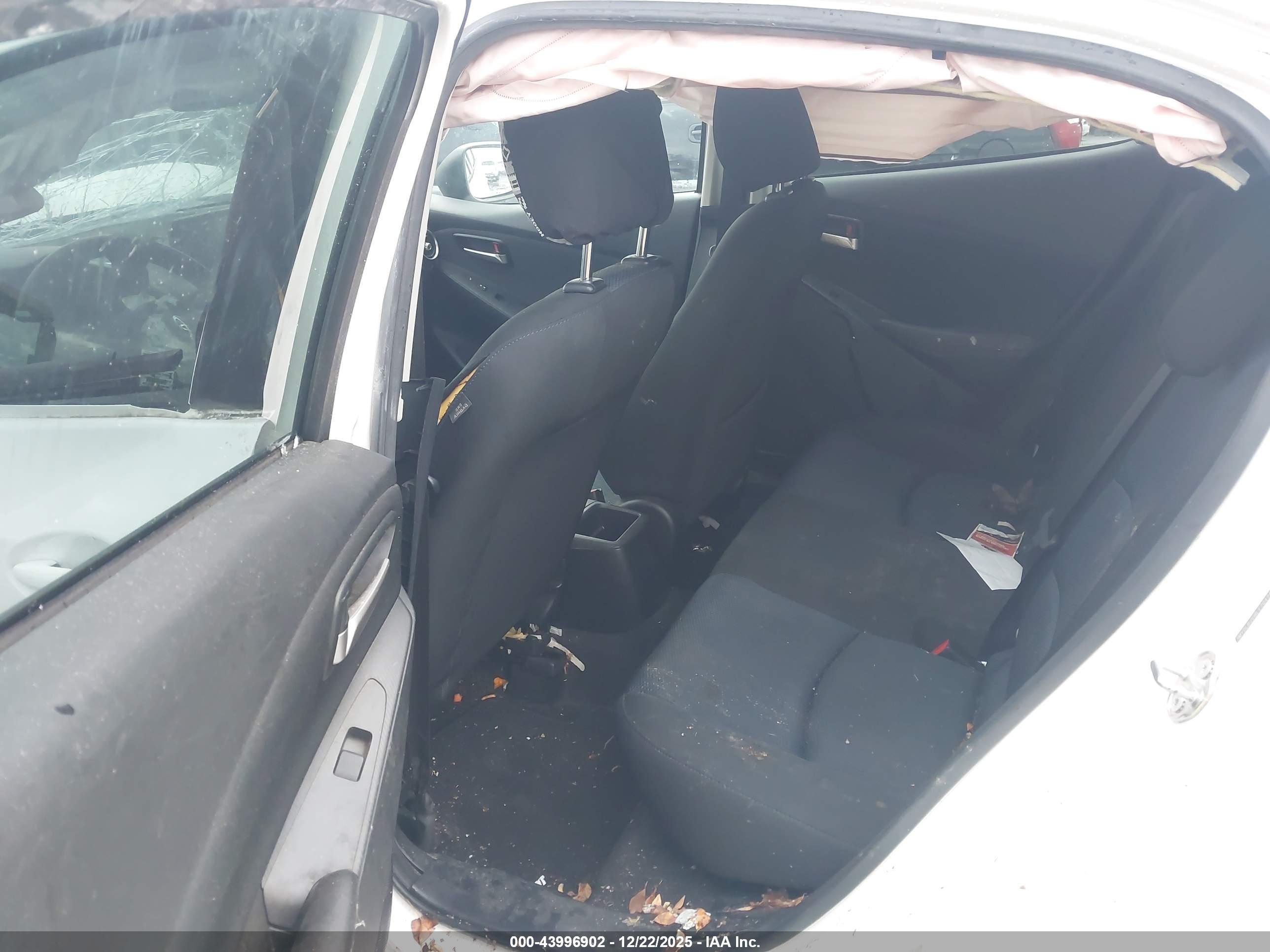 TOYOTA YARIS image 8