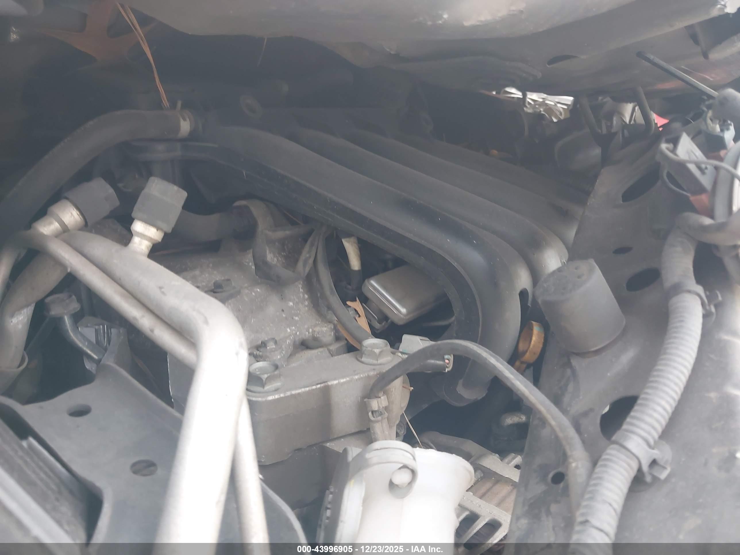 NISSAN VERSA image 10