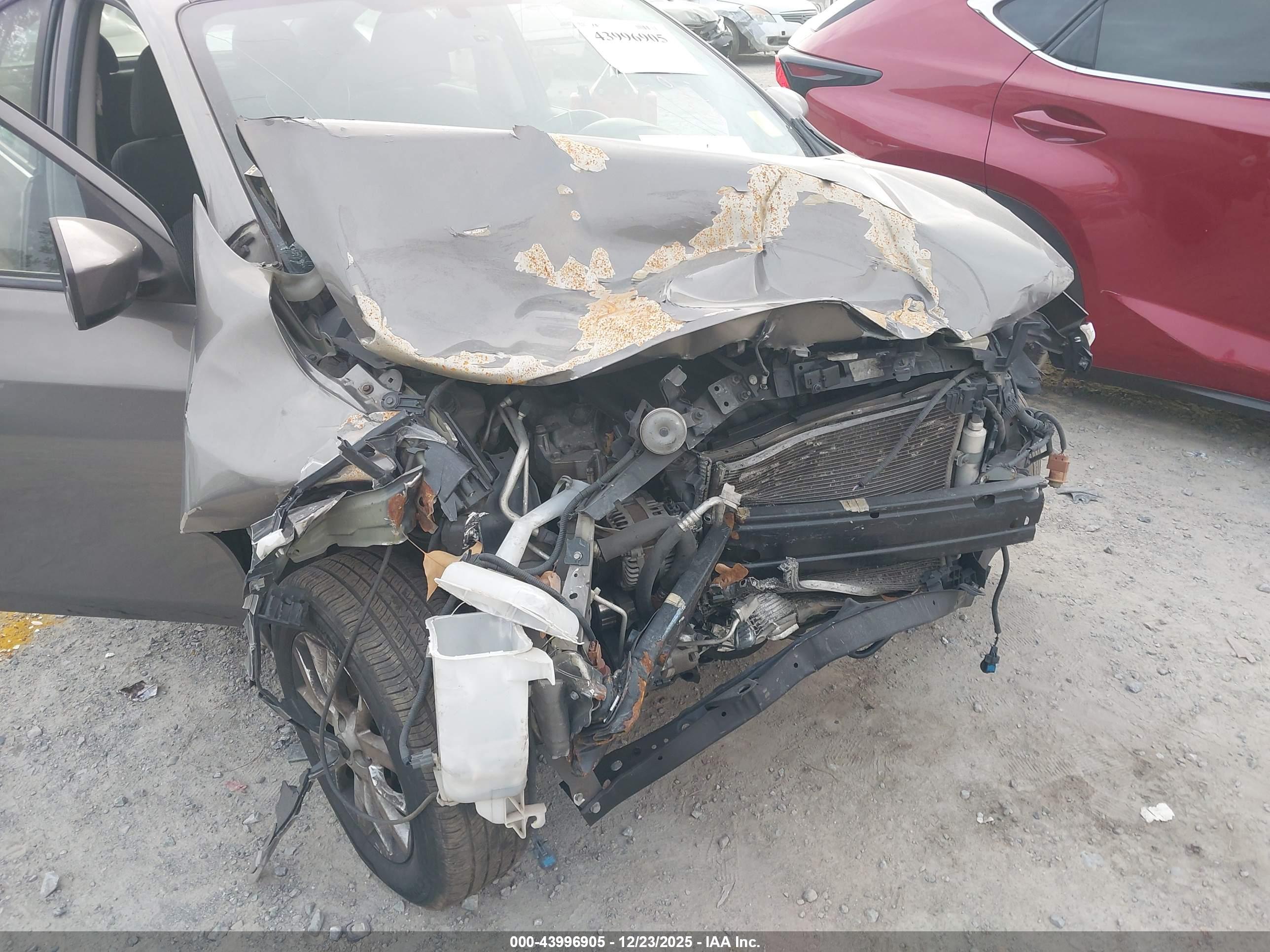 NISSAN VERSA image 6