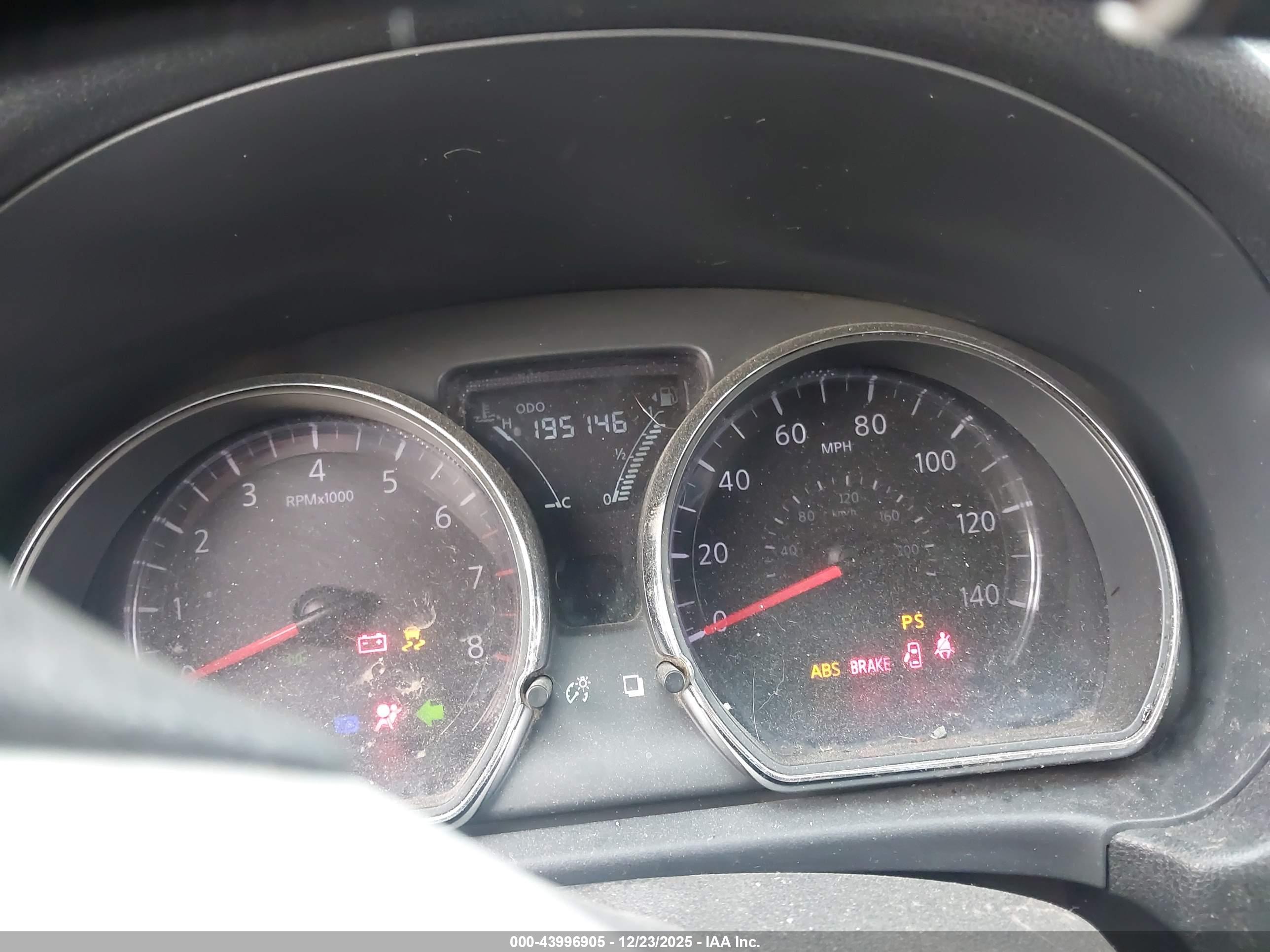 NISSAN VERSA image 7