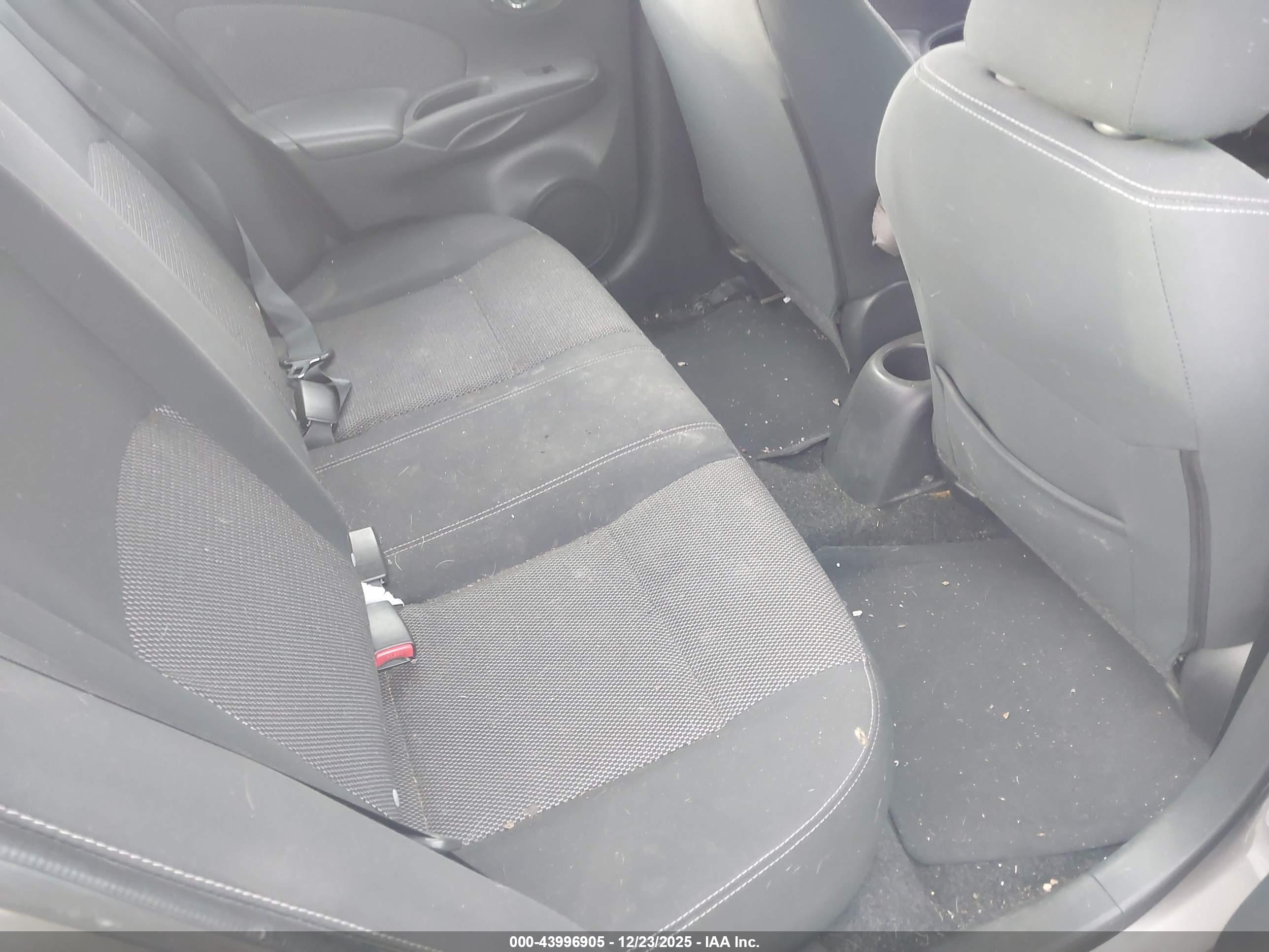 NISSAN VERSA image 8