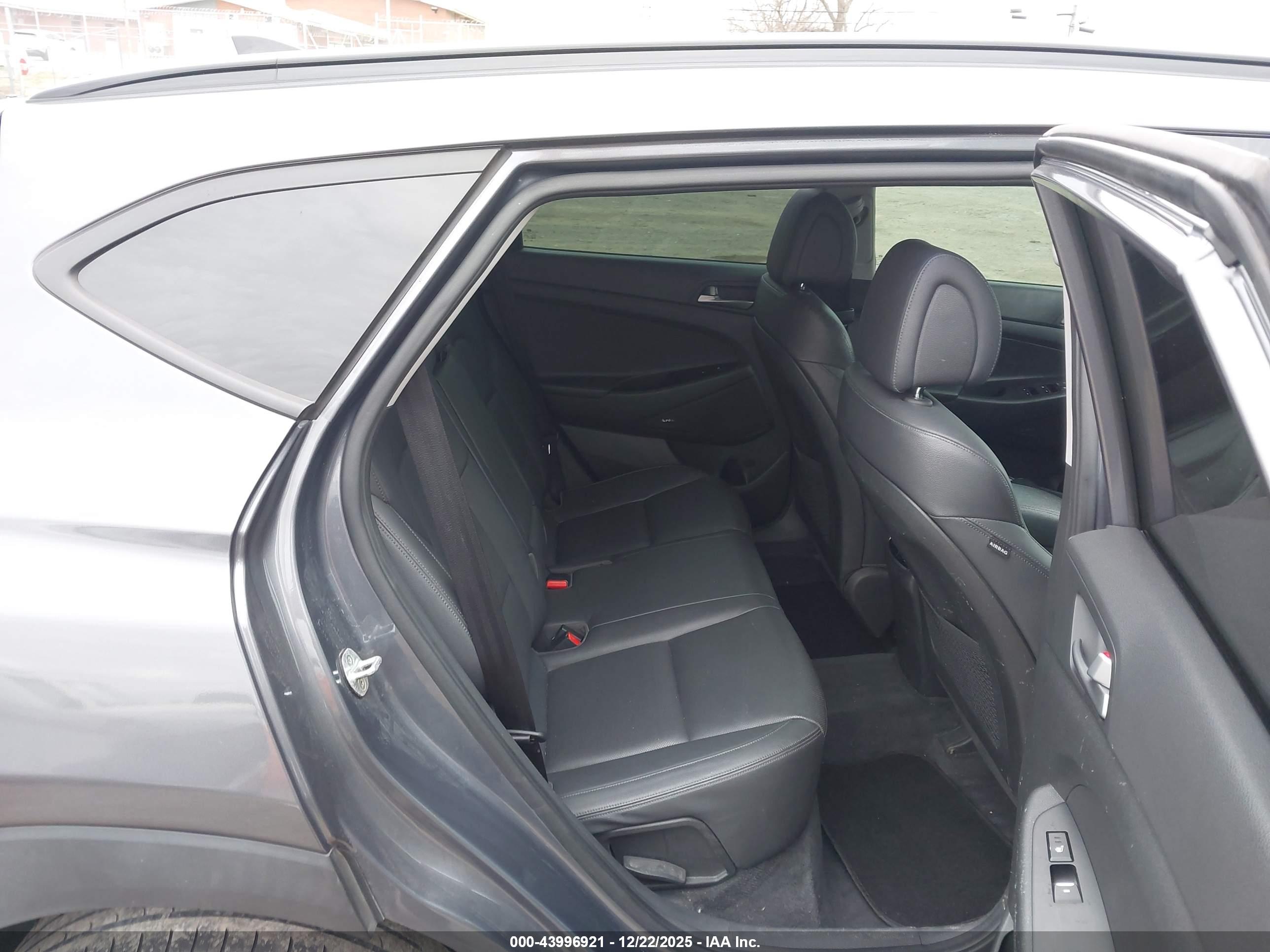 HYUNDAI TUCSON image 8