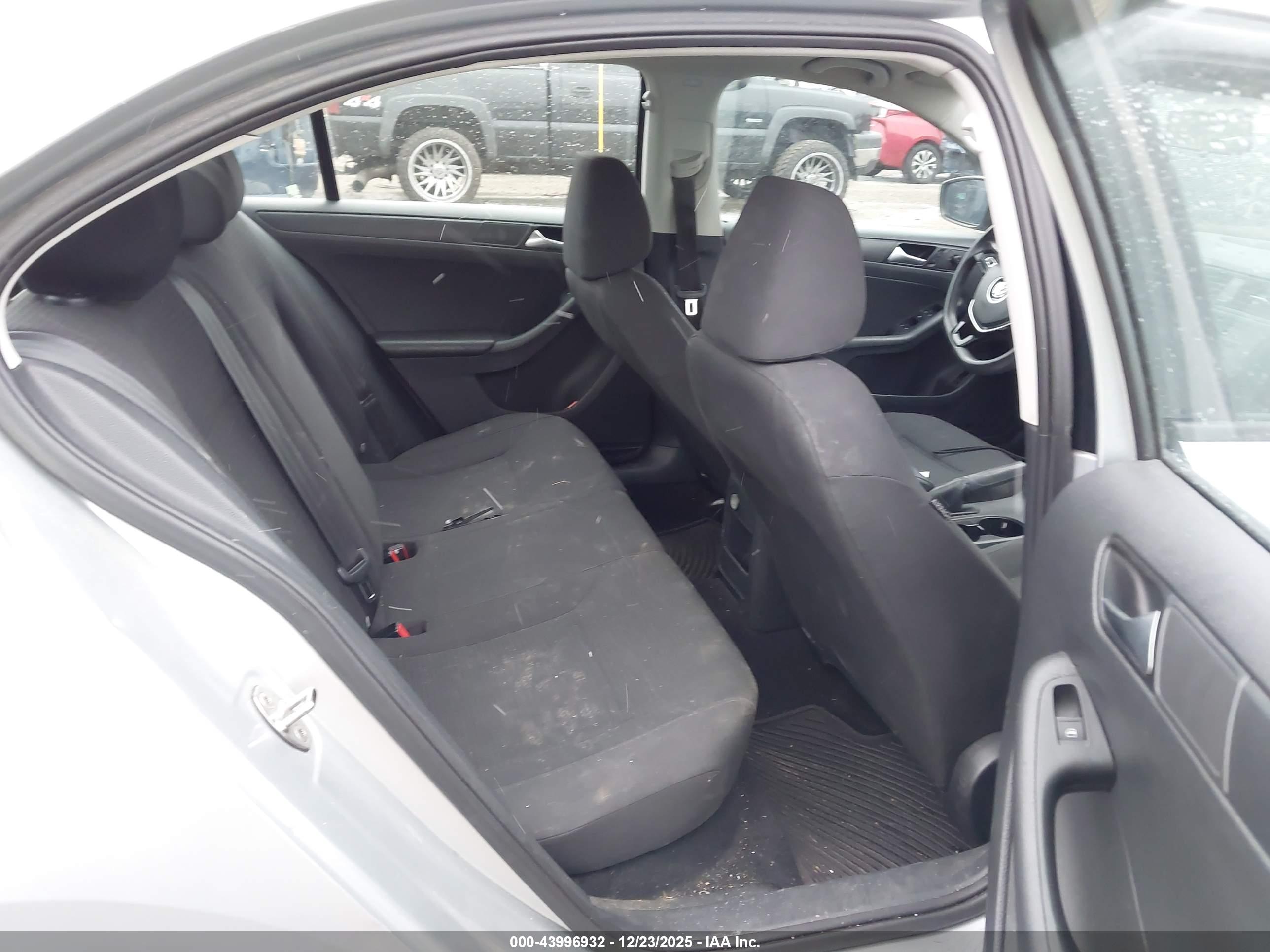VOLKSWAGEN JETTA image 8
