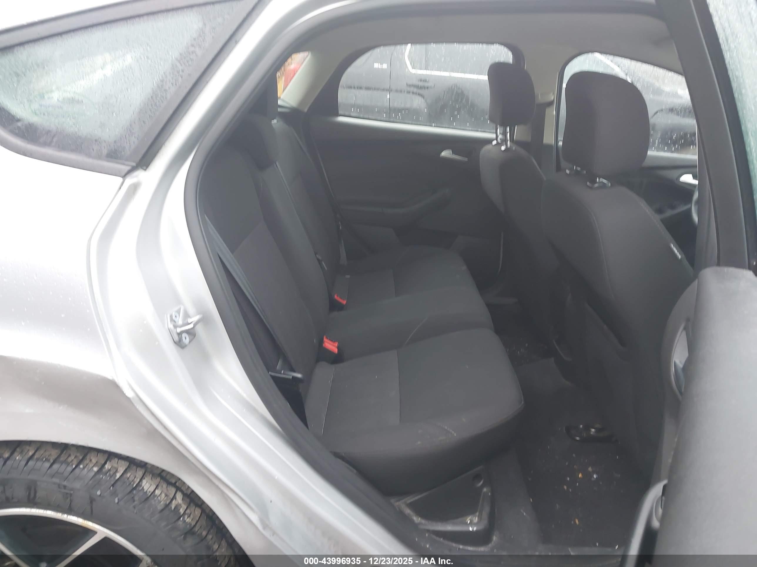FORD FOCUS image 8