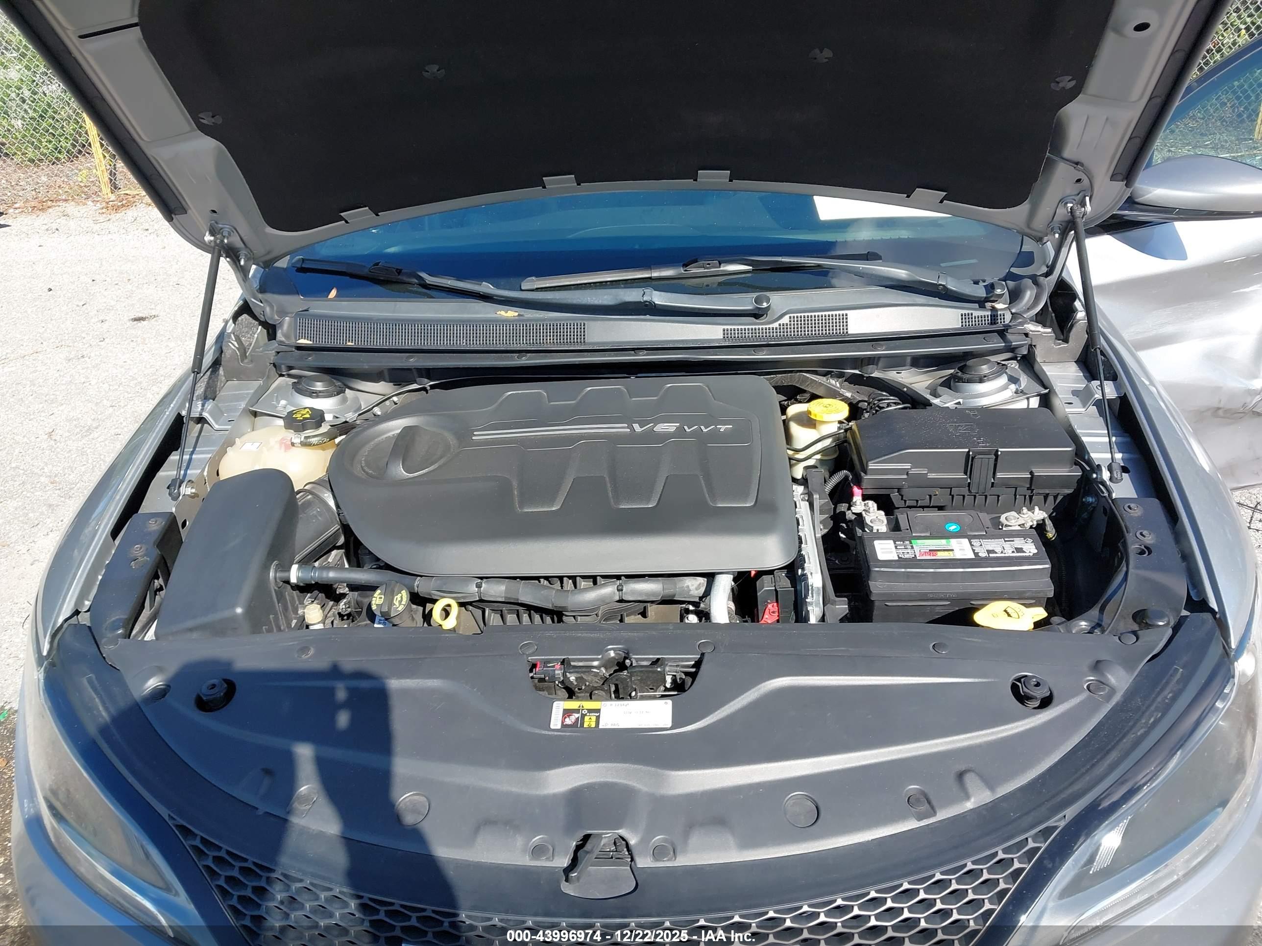 CHRYSLER 200 image 10