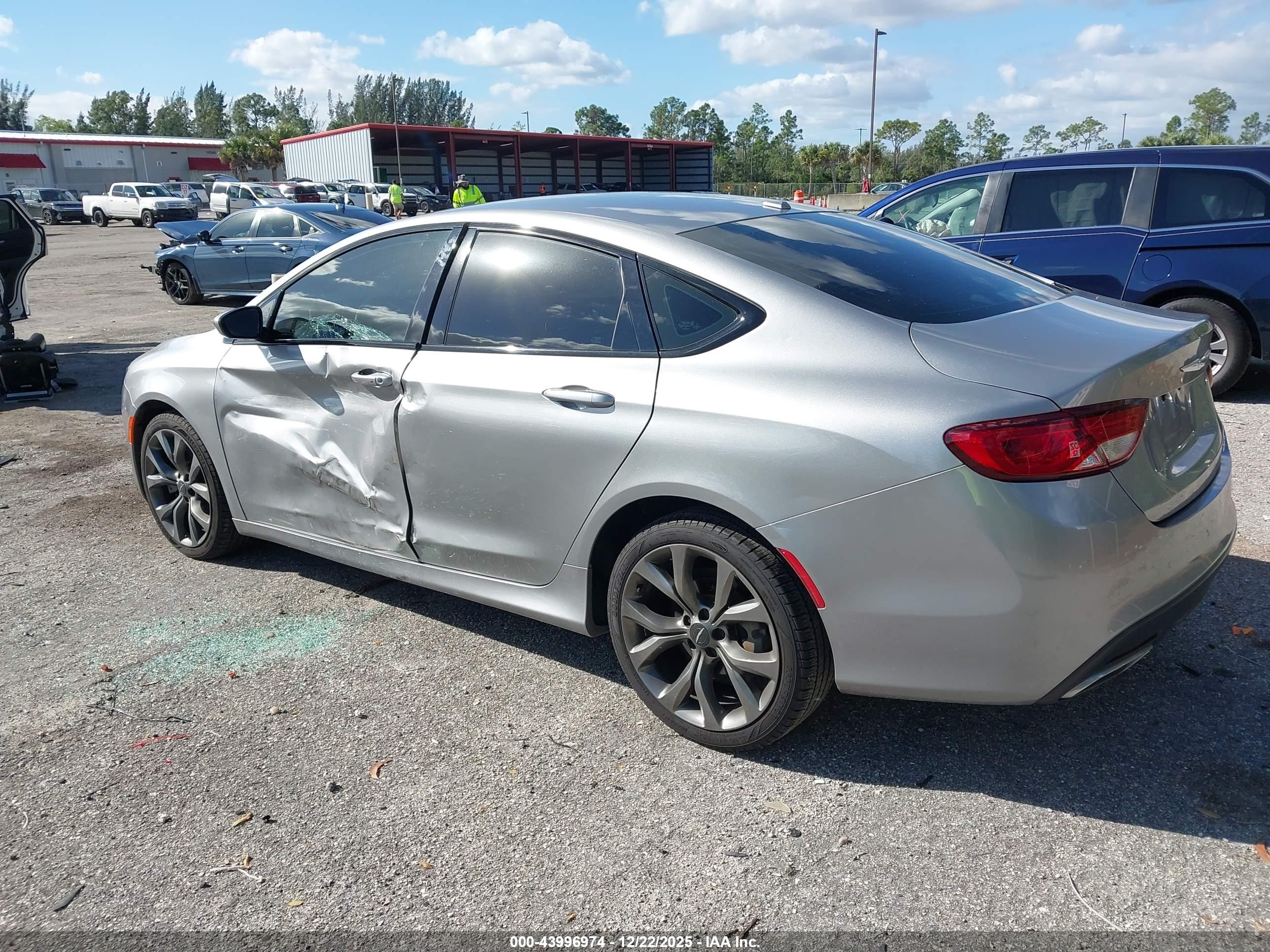 CHRYSLER 200 image 3