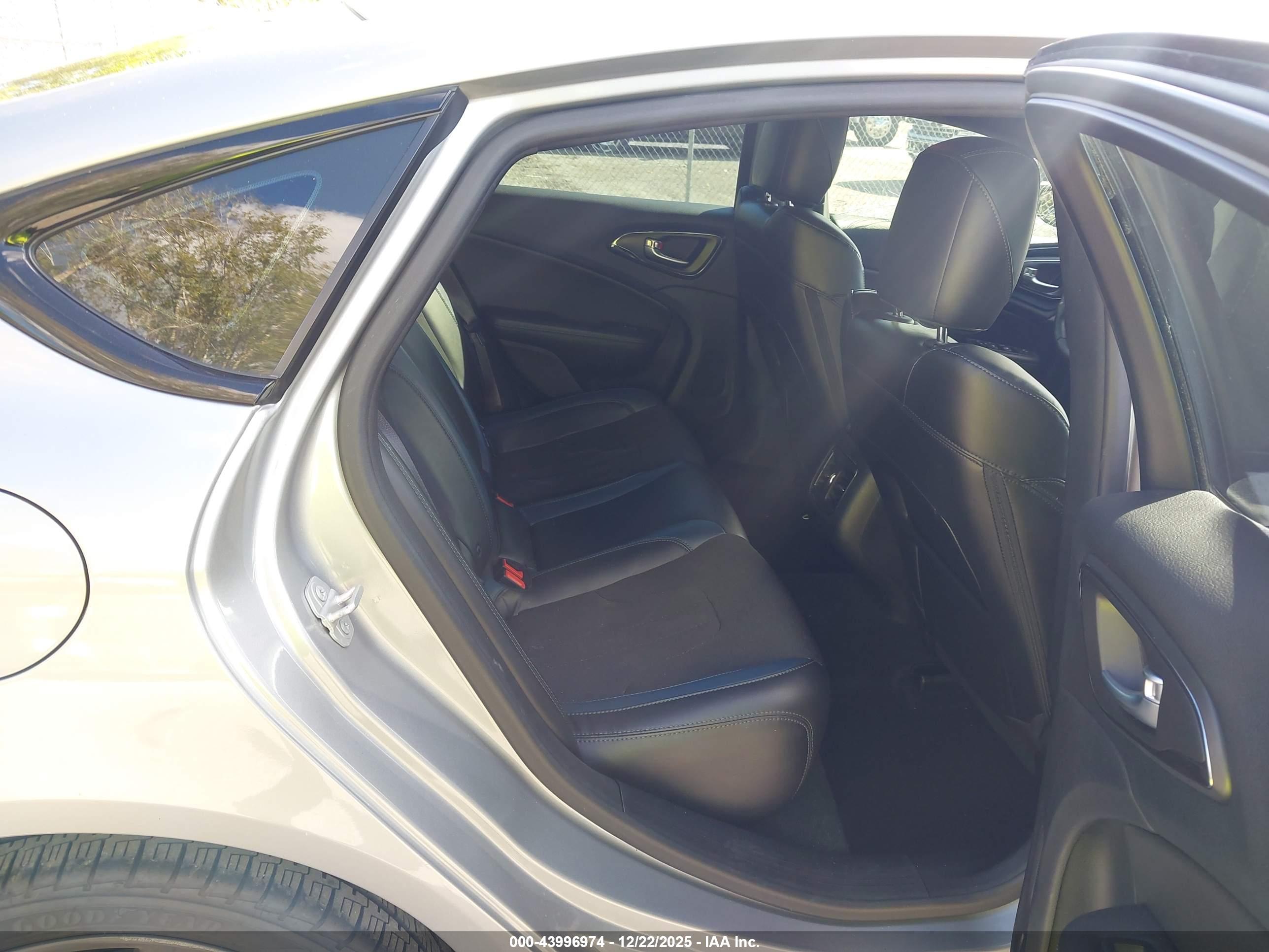 CHRYSLER 200 image 8