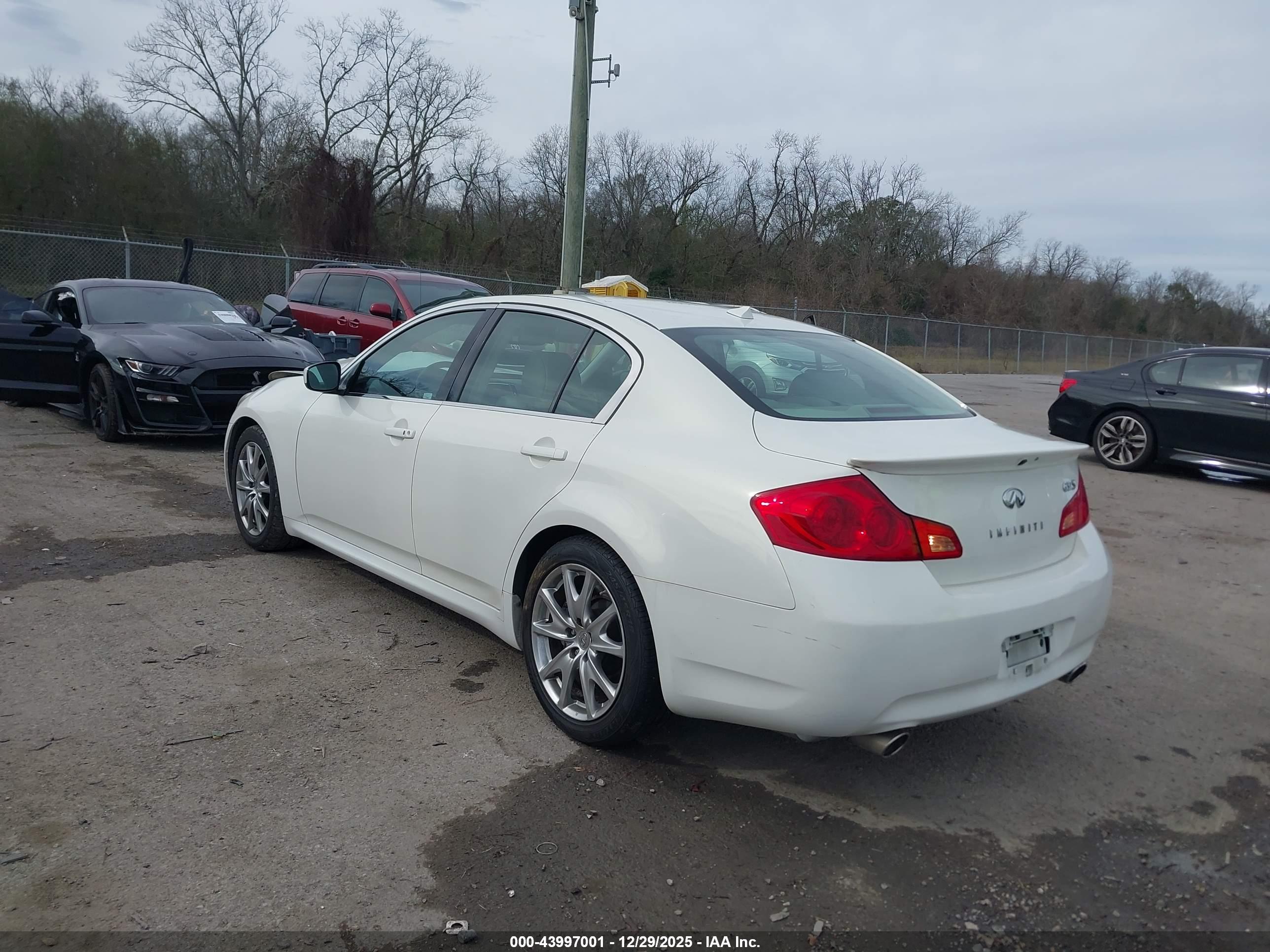 INFINITI G37 image 3