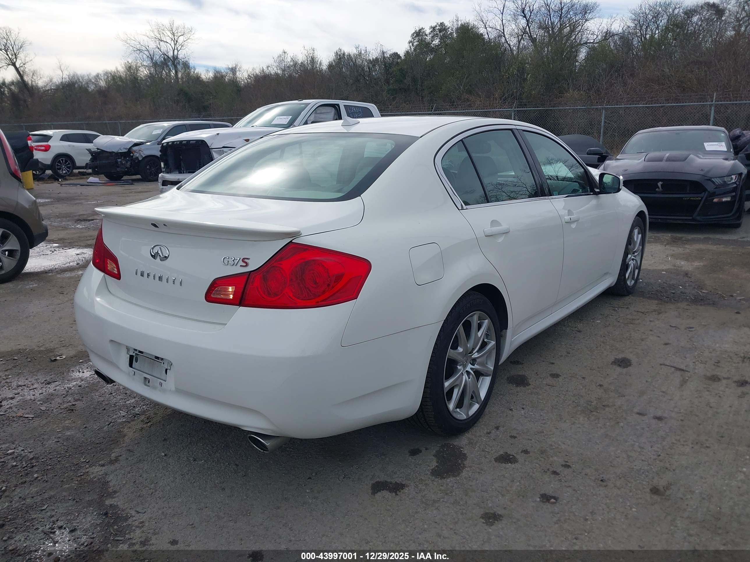INFINITI G37 image 4