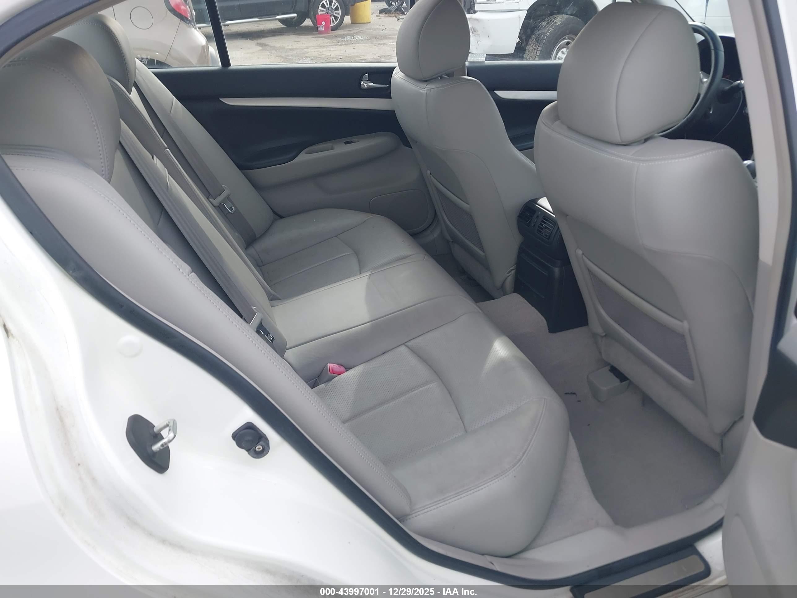 INFINITI G37 image 8