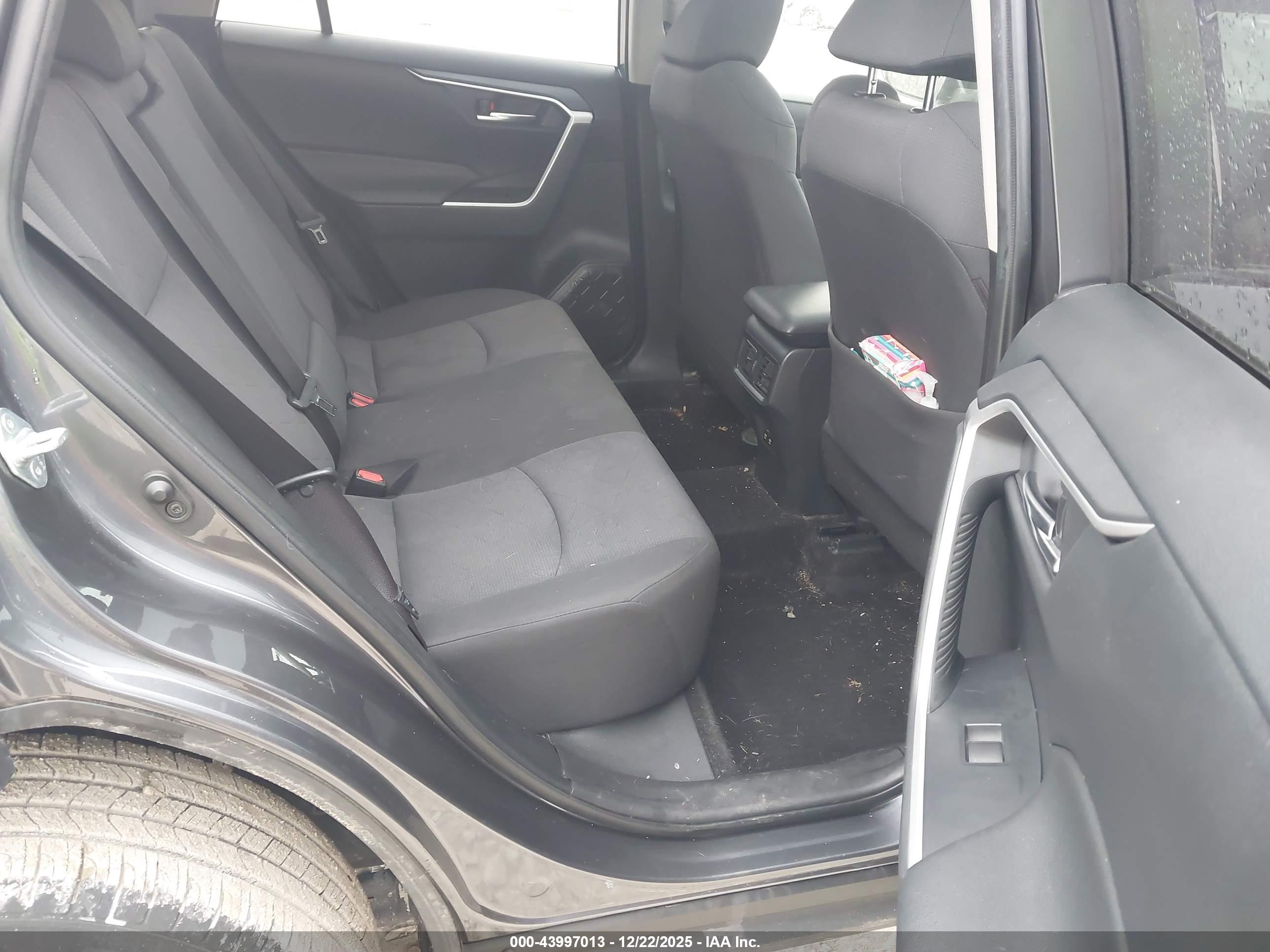 TOYOTA RAV4 image 8