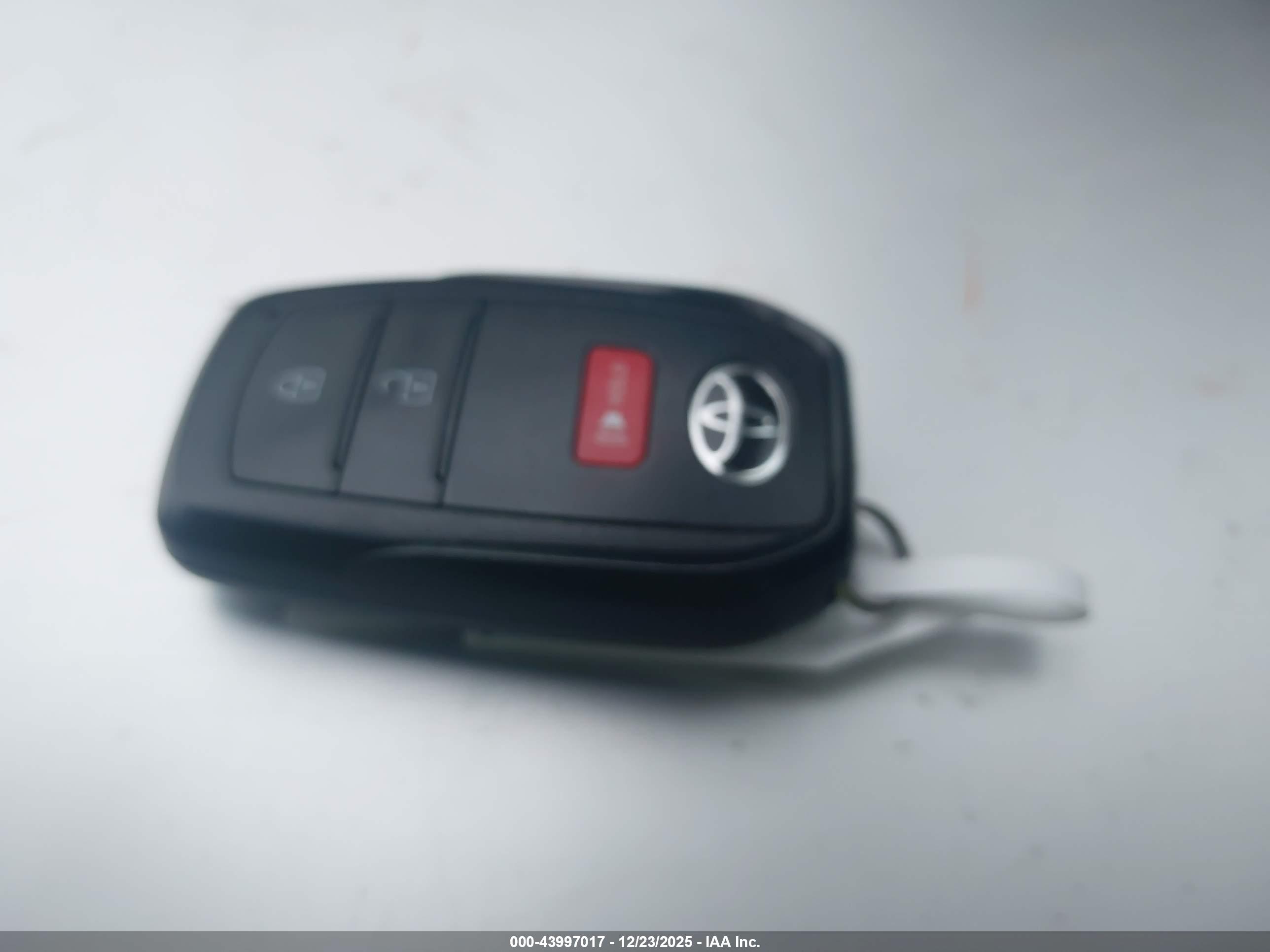TOYOTA PRIUS image 11