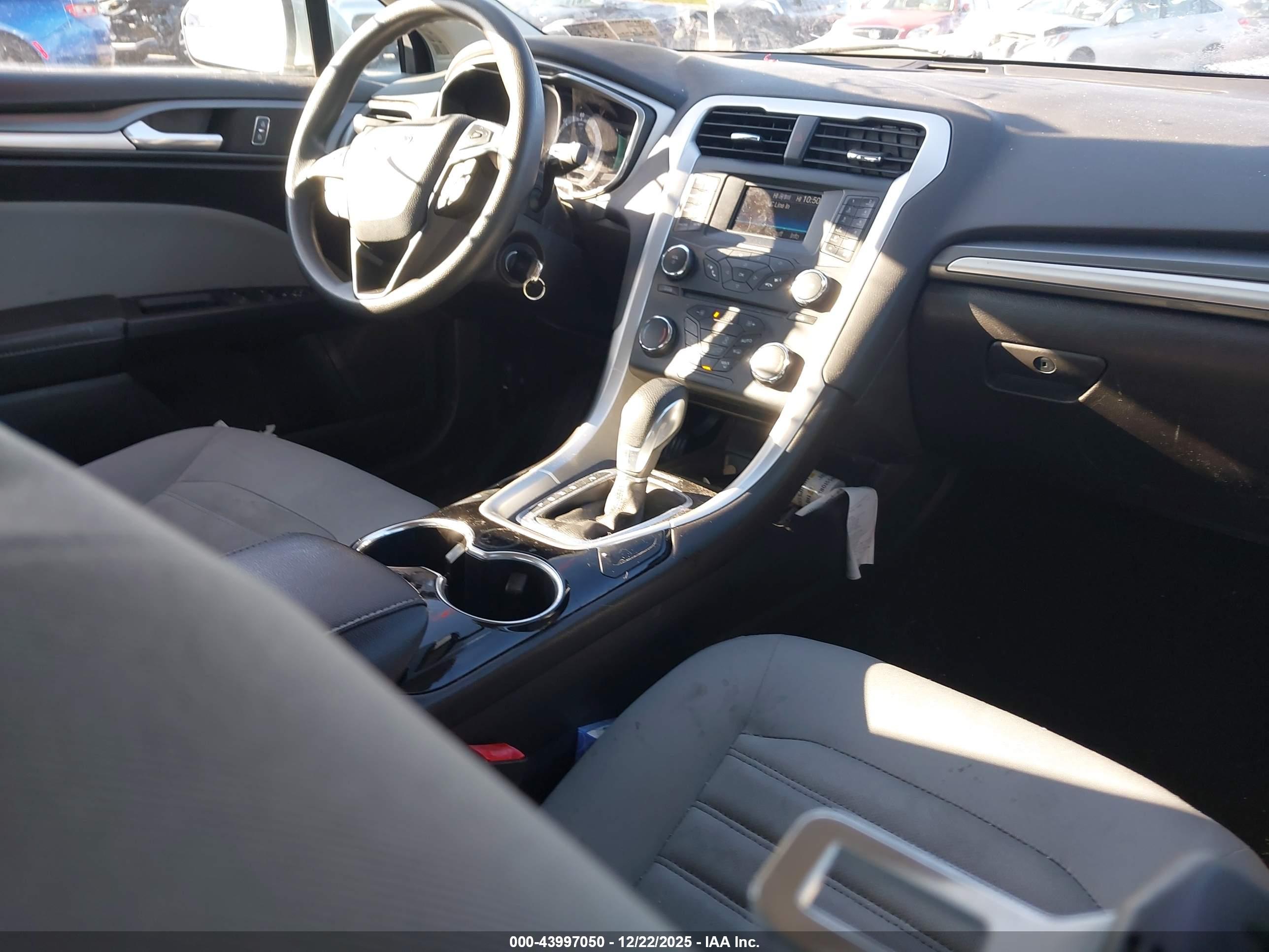 FORD FUSION image 5