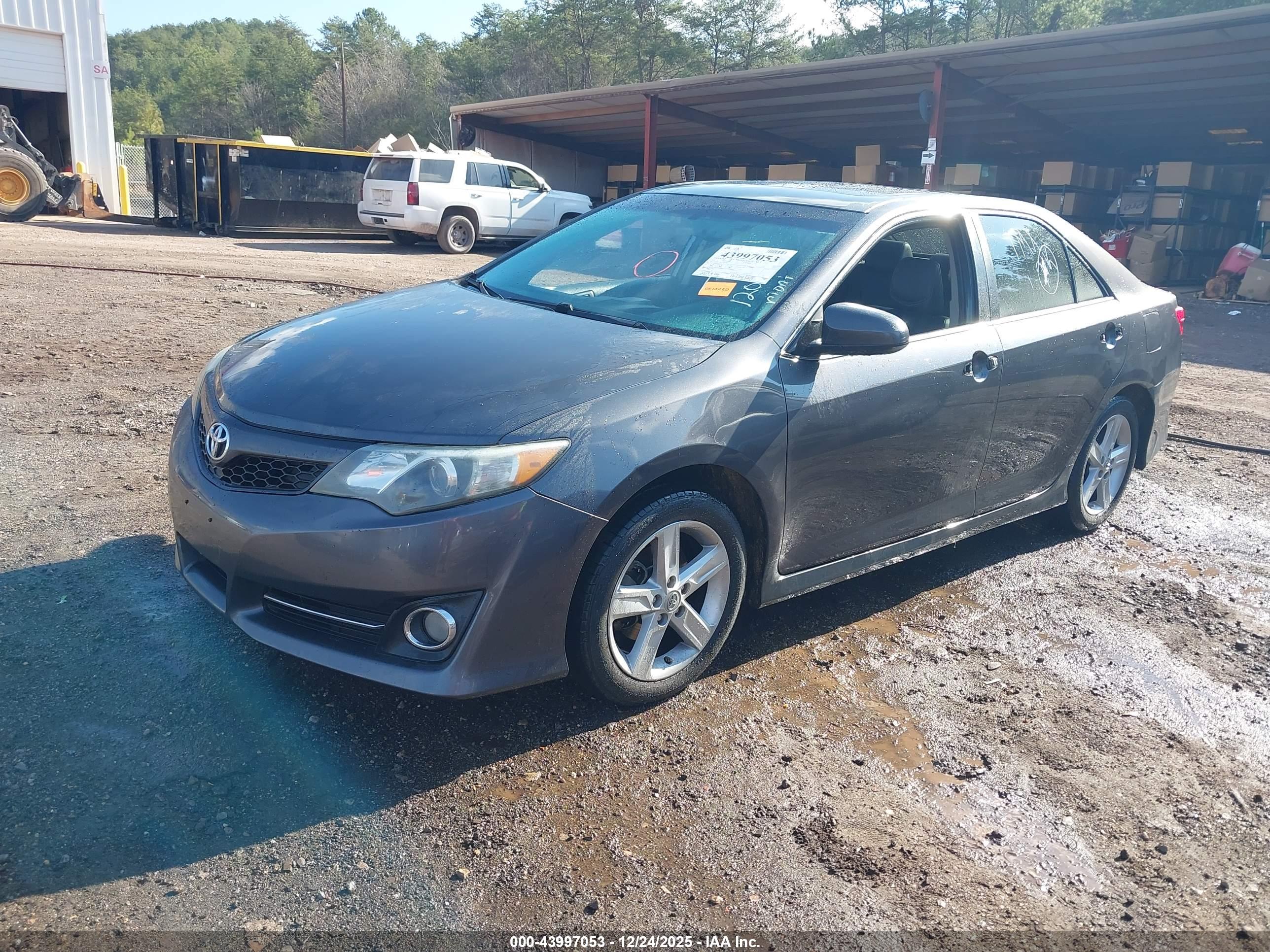 TOYOTA CAMRY image 2