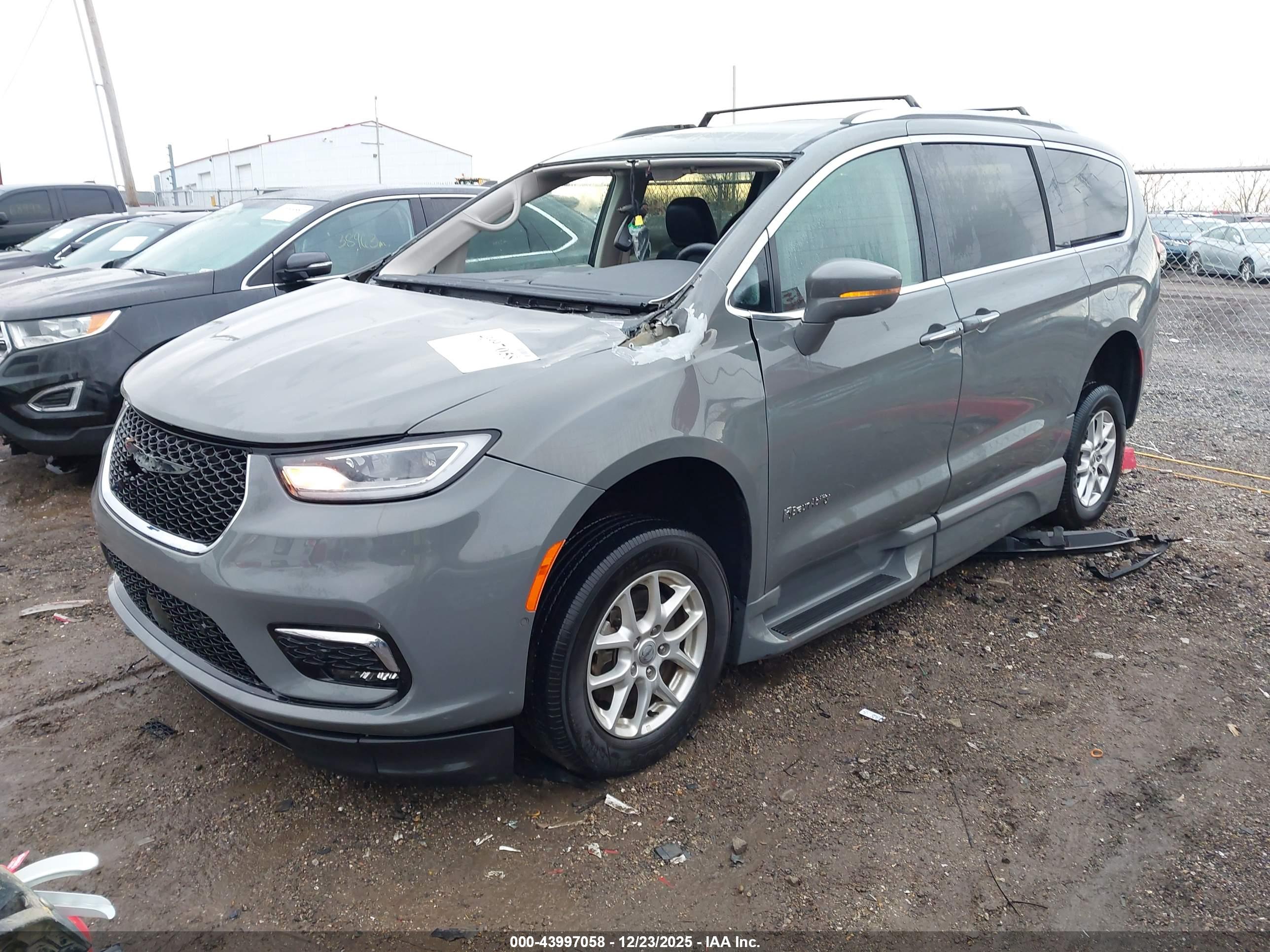 CHRYSLER PACIFICA image 2