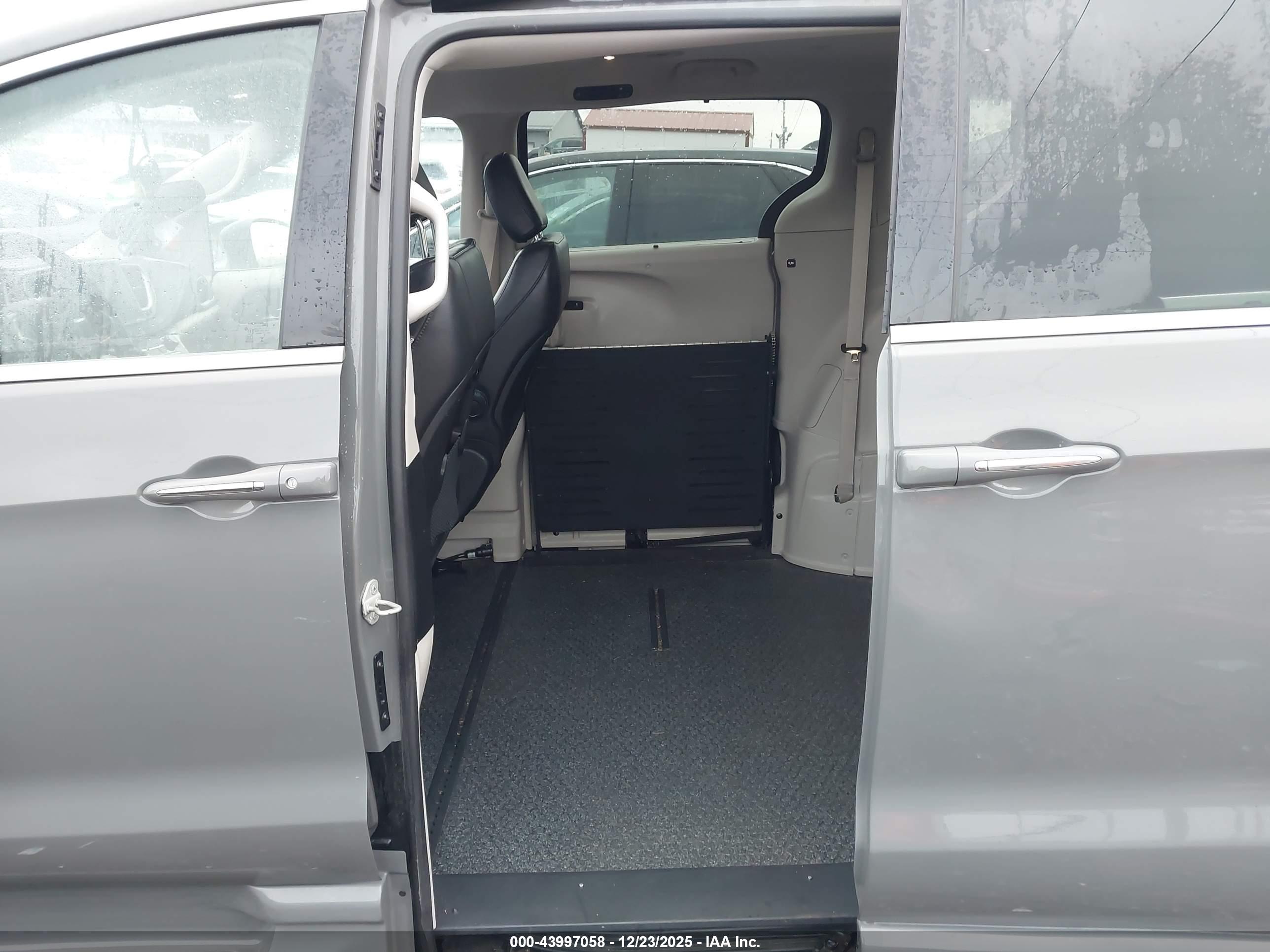 CHRYSLER PACIFICA image 8