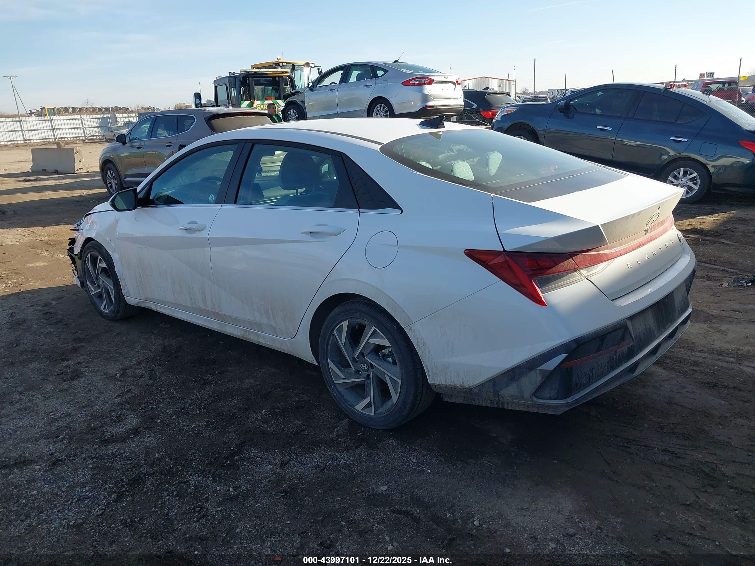 HYUNDAI ELANTRA image 3
